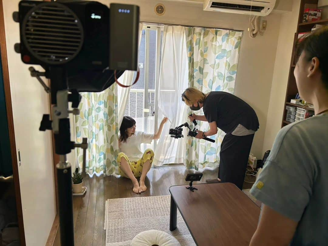 桜羽萌子さんのインスタグラム写真 - (桜羽萌子Instagram)「杉本ラララさん総合プロデュースの元、MVに出演させていただきました。  いつもは舞台畑にいるのでまともに映像でお芝居するのは初めてでどうなるのかと現場入るまで内心ドキドキしていたけれど、なによりもまずこのご縁のきっかけの素敵な曲をこの世に産み出してくださってたくさんお話もしてくださったラララさん、的確な指示出し且泉のように湧き出るプランで頼もしすぎる演出のこはるん、天才カメラワークとやさしい声かけが止まらないチョモさん、かゆいところに手が届くスーパーサポーターこもりやんたちあったかくてやわらかくてみんなのおかげでずっと楽しくリラックスして過ごせました。  なかなか自分１人のお芝居をアップでいろんな角度から見る機会ってなかったからこんな表情とか動きしてるんだ、こんな感じでやるとこう変わるんだ、とか発見もたくさんあって。 映像、舞台とはまた違った難しさや奥深さがあって面白かったです。心持ちとしては朗読やった時の方が近いな。うん、また挑戦したいぞ。  真夏日和でものすごく暑かったけどそんなことより忘れられないかけがえのない夏の思い出がまたひとつ増えた!キモチ。  ラララさんの曲、思わず口ずさんでしまうし、気づくと世界観に惹き込まれるし、だけど不思議と日常にもすーっと溶け込む素敵な曲なのです。  ８月末頃MV公開予定なのでぜひ見てみて欲しいです。」7月29日 22時53分 - tktkpengin