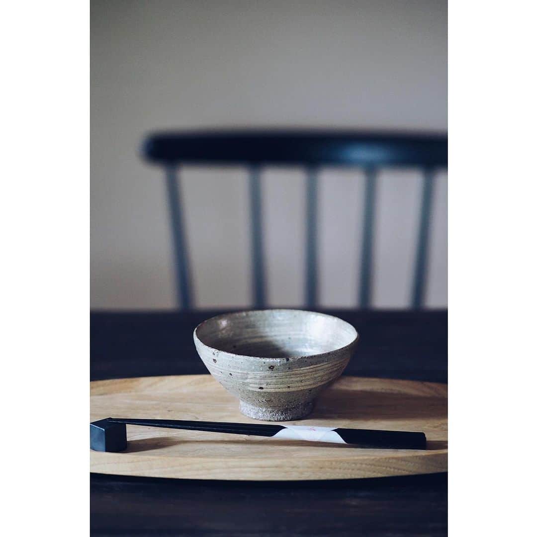 陶屋なづなさんのインスタグラム写真 - (陶屋なづなInstagram)「Takashi Yomiya Exhibition　　 今週もお越しくださいました皆様、 ありがとうございました。 突然ですが、明日7/30日曜日臨時営業いたします。  毎日使うご飯茶碗、 白濁釉、ツートン、刷毛目、粉引、青藁釉 等々並んでおります。 お気に入りのお茶碗を探しに是非！ #余宮隆 #うつわ#陶器　 #飯碗#碗#ご飯茶碗 #テーブルコーディネート #テーブルウェア  #テーブルセッティング  #インテリアアート #インテリアスタイリング  #tabledecor #tableware  #奈良#広陵町 #北葛城郡#真美ケ丘#五位堂 #陶屋なづな  気になる作品などございましたらお問い合わせ下さい。 ※暑い日が続いております。 ご遠方のお客様やお出かけが難しいお客様 営業日が少なく、日程が合わずお越しいただけないお客様 ご希望がございましたら、店内リモートでご案内致します。 どうぞお気軽にお問い合わせ下さい。  なおオンラインショップでのご案内は会期終了後に予定しております。 どうぞよろしくお願いします。」7月29日 22時53分 - hirohiro0220