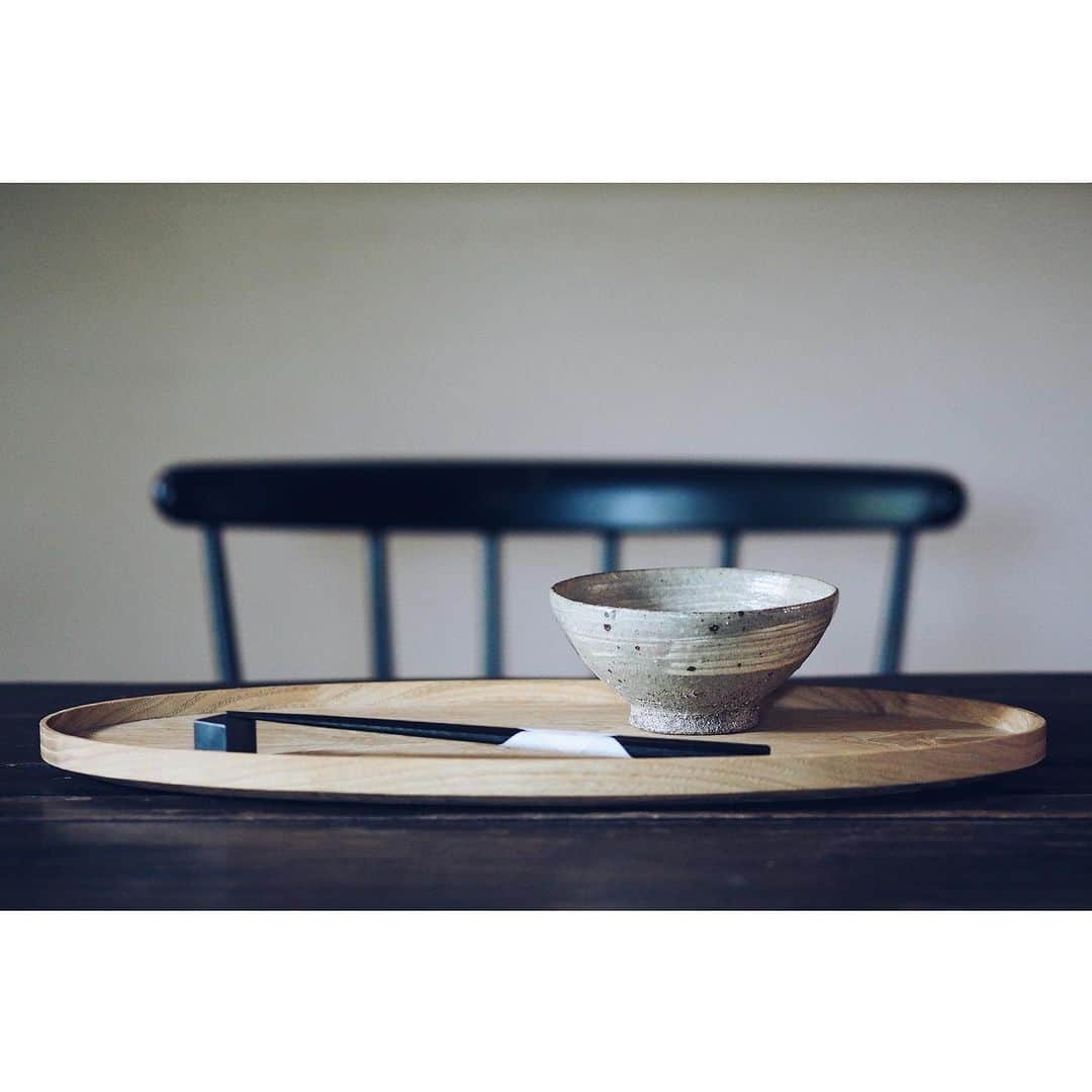陶屋なづなのインスタグラム：「Takashi Yomiya Exhibition　　 今週もお越しくださいました皆様、 ありがとうございました。 突然ですが、明日7/30日曜日臨時営業いたします。  毎日使うご飯茶碗、 白濁釉、ツートン、刷毛目、粉引、青藁釉 等々並んでおります。 お気に入りのお茶碗を探しに是非！ #余宮隆 #うつわ#陶器　 #飯碗#碗#ご飯茶碗 #テーブルコーディネート #テーブルウェア  #テーブルセッティング  #インテリアアート #インテリアスタイリング  #tabledecor #tableware  #奈良#広陵町 #北葛城郡#真美ケ丘#五位堂 #陶屋なづな  気になる作品などございましたらお問い合わせ下さい。 ※暑い日が続いております。 ご遠方のお客様やお出かけが難しいお客様 営業日が少なく、日程が合わずお越しいただけないお客様 ご希望がございましたら、店内リモートでご案内致します。 どうぞお気軽にお問い合わせ下さい。  なおオンラインショップでのご案内は会期終了後に予定しております。 どうぞよろしくお願いします。」