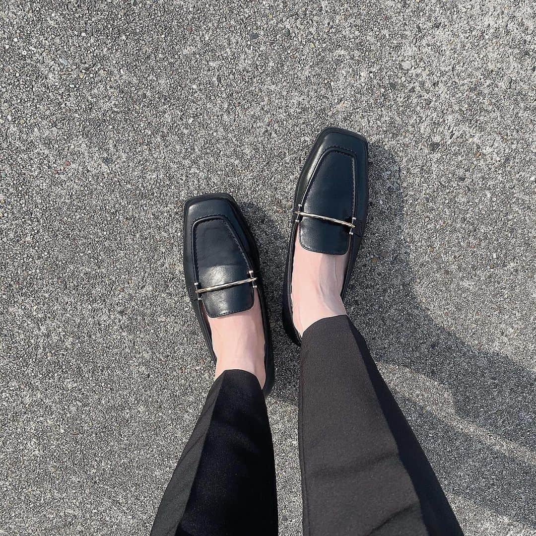 kaorinさんのインスタグラム写真 - (kaorinInstagram)「@vivian_collection_official の スクエアトゥピースソールビット付きローファー🖤  シンプルだけどオシャレなデザインで、 大人っぽく履けるシックなローファーです♡  お仕事にはもちろん、 学校行事にも使えます✨  私はブラックのLサイズを履いてます❣️  靴擦れしたりとかもなく、 ストレスフリーな履き心地です🤍  7/31(月)12:00まで 秋物新作500円OFFになりますよ✨  ストーリーにリンク貼ってあるので ぜひチェックしてみて下さいね♡  #viviancollection&#65279;#vivianshoes#vivianコーデ#お仕事コーデ#オフィスコーデ#ローファー#綺麗めカジュアル#綺麗めカジュアルコーデ#骨格ウェーブコーデ#骨格ウェーブ#アラフォー#アラフォーコーデ」7月29日 22時46分 - kaorinnnhyrk