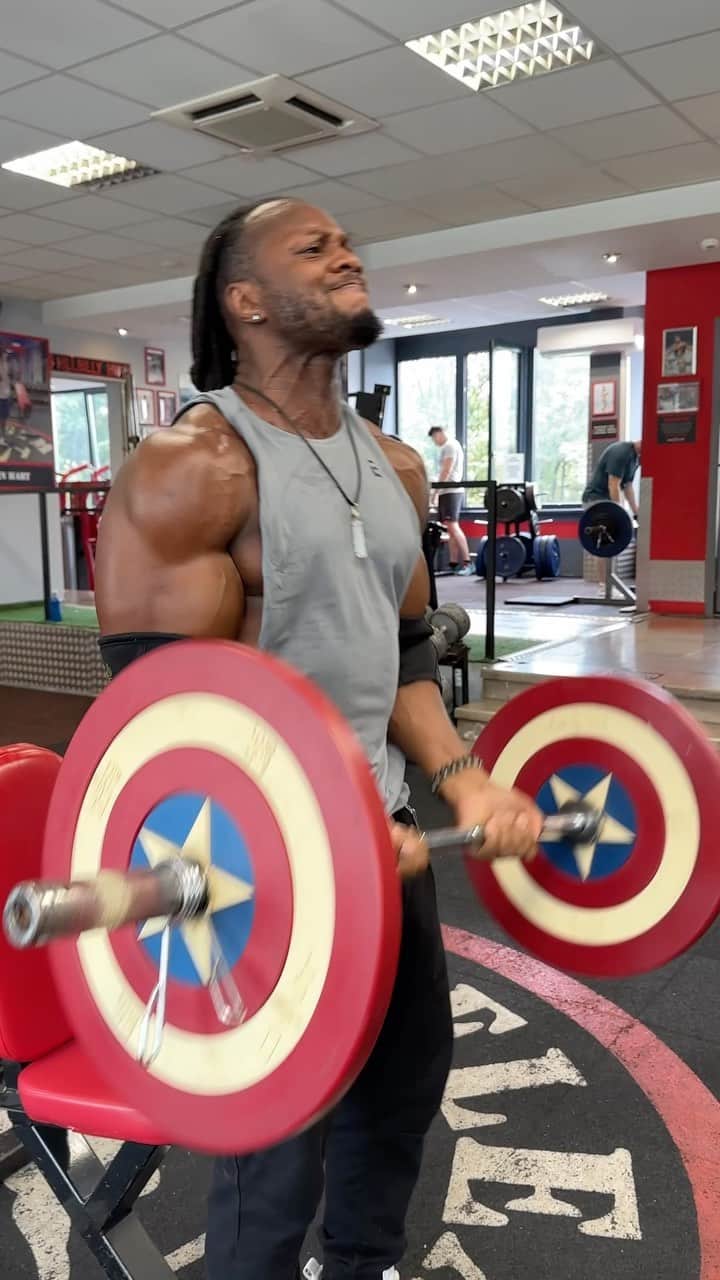 Ulissesworldのインスタグラム：「Looking to get a bicep and shoulder pump?  I got you 💪🏾🔥  Exercises  1. Ez bar shoulder press 2. Ez bar curl   When it comes to building muscle, the exercises you do and the diet you eat are not the only things of importance. The tools and equipment you utilise can and does have an impact on your workout effectiveness. EZ curl bars and Super EZ Curl bars allow for greater versatility in your workouts due to its undulating handle and ability to hit specific muscles within a group.  How? 1. EZ Curl Bar Grips Cause Less Joint Strain 2. Reduced Size And Improved Balance 3. Better Muscle Isolation And Activation 4. Suitable For All Experience Levels  If you want more help with your workouts drop me a dm and I’ll build you your own personalised training program 💪🏾」