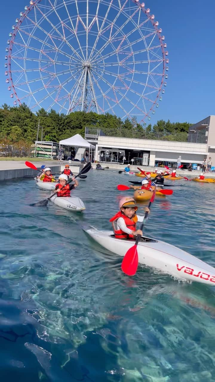 羽根田卓也のインスタグラム：「今日はカヌースラロームセンターでの練習会！🛶 初めてのオリンピック会場に皆んなワクワクドキドキ💓 最初は緊張していた子も終わるころには楽しそうにカヌーを漕いでくれました〜😆 天気も快晴で水がキレイ！  明日の大会頑張ろう😆  #canoe  #fun  #smile #カヌー #たのしい #スマイル #練習会 #夢 #オリンピック #憧れ #カヌー体験 #小学生スポーツ #夏休みイベント #江戸川区 #takuyahaneda #羽根田卓也 #羽根田卓也杯」