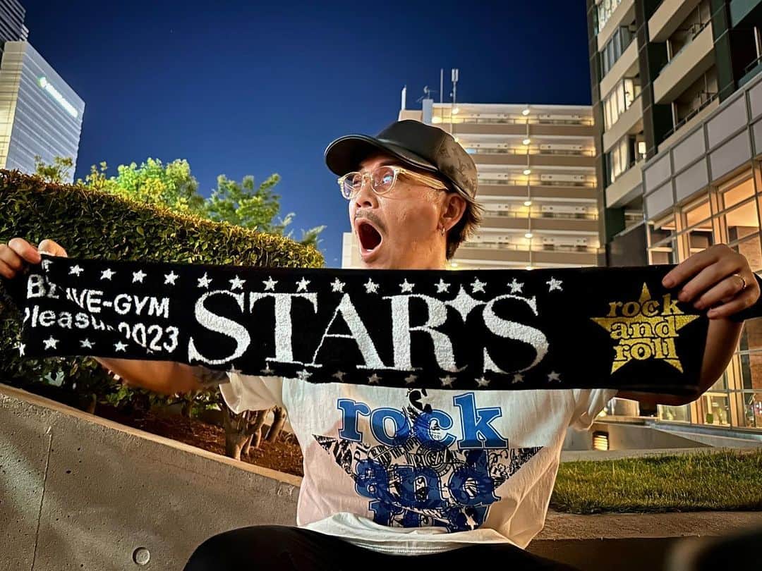 【air-GINZA】中村有佑のインスタグラム：「Pleasure2023-STARS- 7.29 at 有明アリーナ  3Fスタンド席だったけど5年ぶりのPleasure最高でした  人生で初めて日焼け止め塗って3時間並んだのに、本当に目の前でメモリアルプレートが売り切れるというミラクル起きて泣きつつ、、、  あとは味スタと日産と長居  スタジアムはセトリも変わるのでさらに楽しみやね  明日からまた頑張ります✂︎  #bz #pleasure2023  #bzlivegym  #pleasure #stars #bzparty  #rockandroll  #湖池屋」