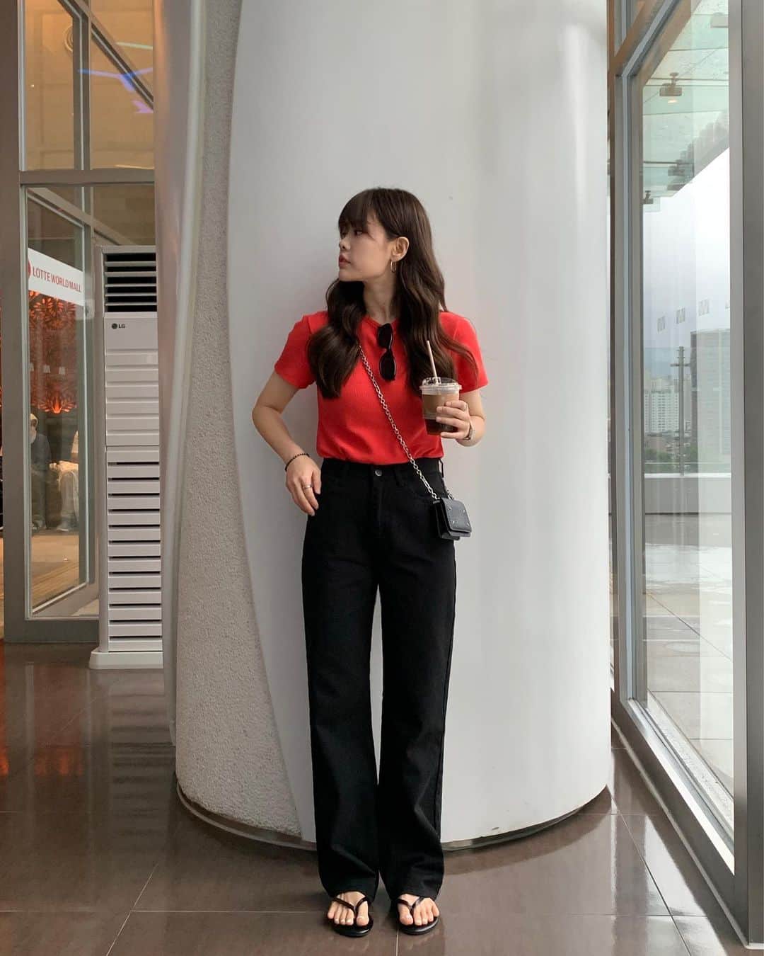 のインスタグラム：「요 검정바지 사진이 몇장 안되는데도 문의를 많이 주시더라구요👀 현재 판매중인 페이퍼와이드롱코튼팬츠 블랙버전이구 월요일에 올라갈 예정입니다💋 #BITETHEBULLET#바잇더불렛  + 업데이트 현황은 @bitethebullet.co.kr 요 계정에서 확인가능하세요🧚🏻‍♀️  + 사진속의 코디는 댓글로 문의주시면 업데이트시 안내 다이렉트 보내드리고 있습니다🥳✨」
