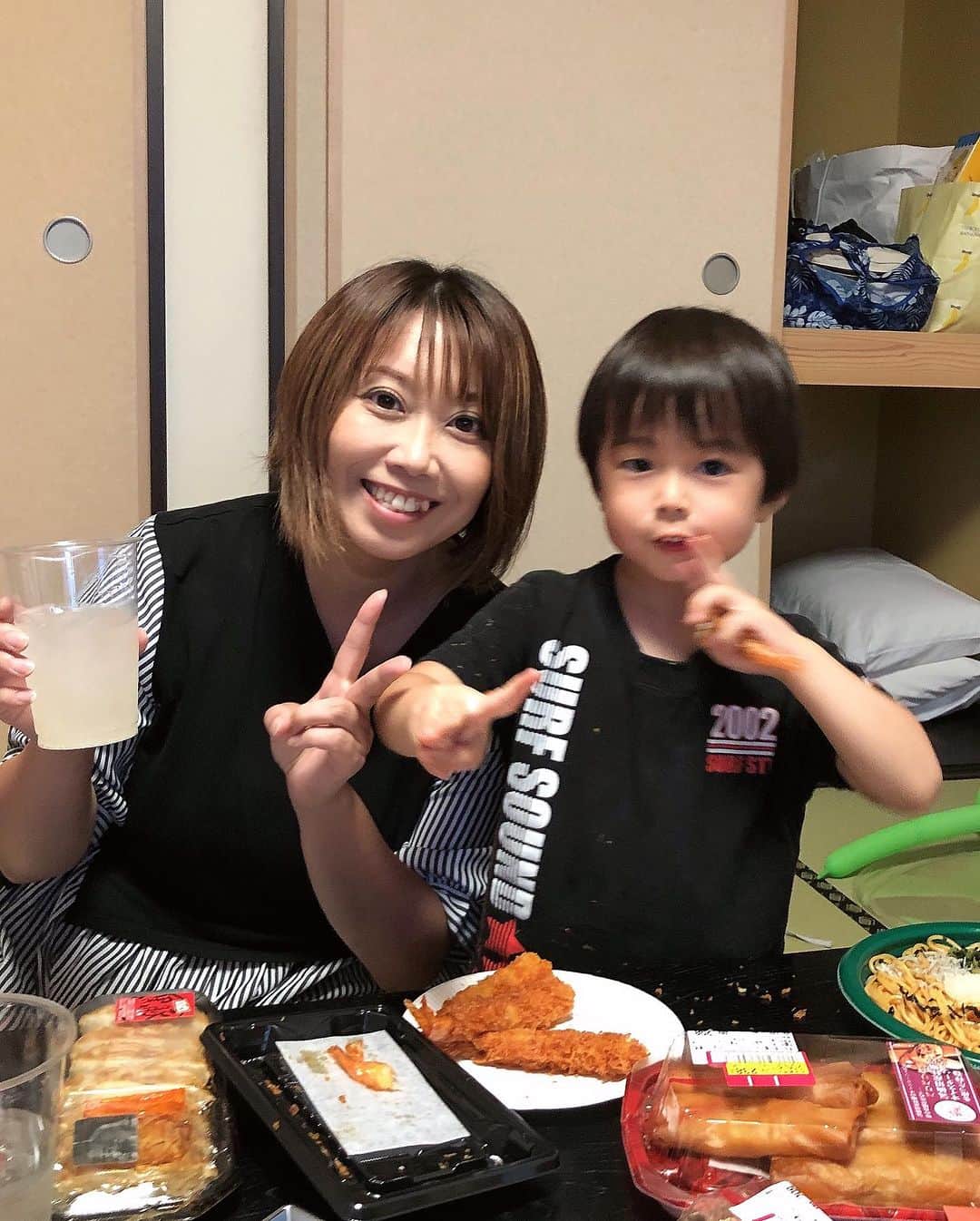 midoriyamaoのインスタグラム：「６泊7日の家族旅行👪💕 7月22日地元、象潟に到着❣️ 夕方から宿に妹家族が遊びにきました😊 同級生の将志のお兄ちゃんがやってるお寿司さんで大量のお寿司の注文をして持ち帰り宿で宴会パーティーです🥳 美味しいお寿司に日本酒で一杯やってサイコーだったぁ🍣🍶💕  #秋田県 #象潟町 #さんねむ温泉 #雪の茅舎 #日本酒はうまい #帰省」