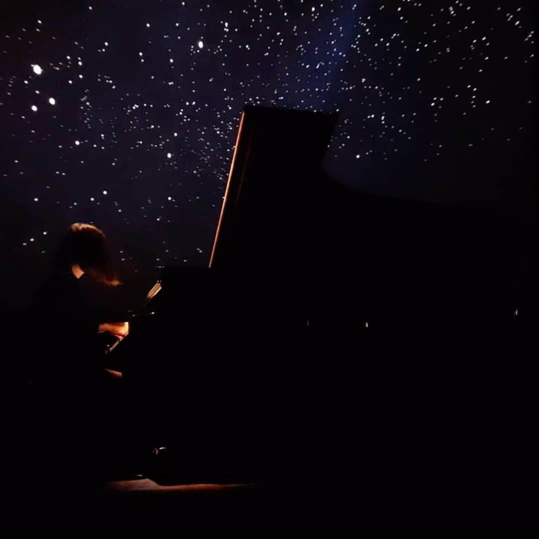 アリス＝紗良・オットのインスタグラム：「Lullaby To Eternity  @alicesaraott_official & @_hakandemirel_   @_tezarts_  @shapesanddistortions  #EchoesOfLife  🎥 @geraldag」