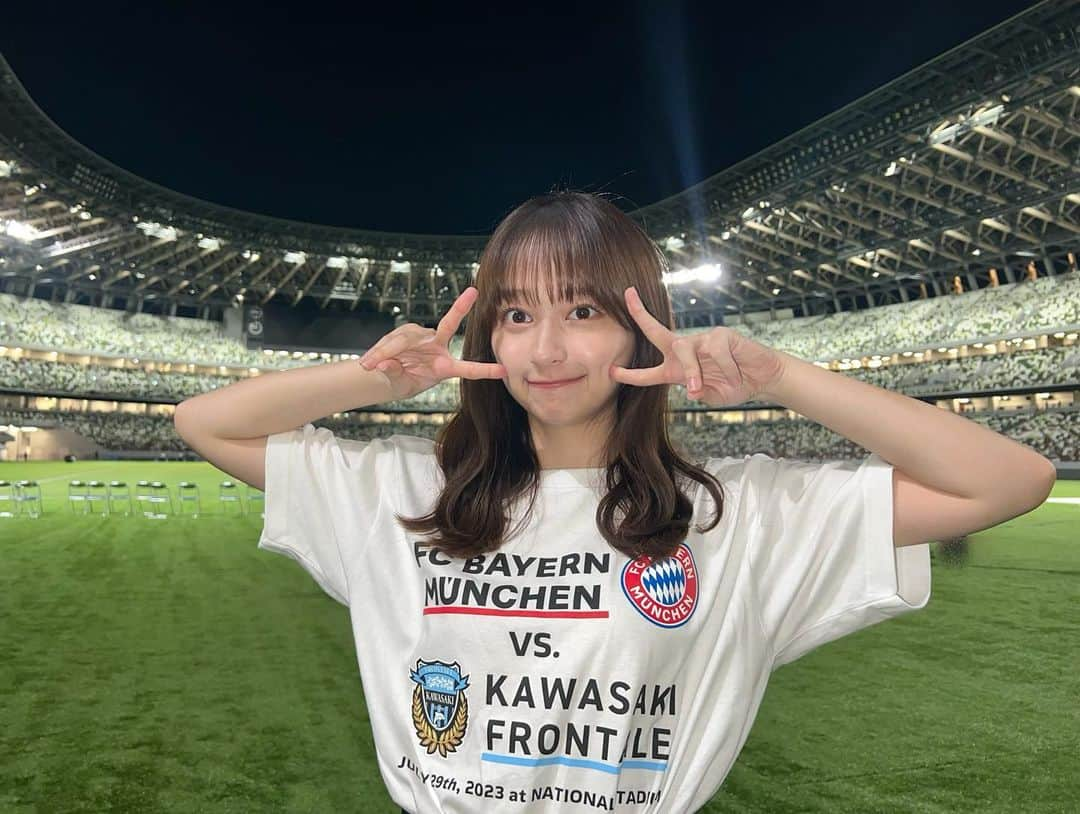 影山優佳のインスタグラム：「スカパー！ブンデスリーガジャパンツアー2023 川崎フロンターレvs FCバイエルン の試合にてピッチリポーターを担当してまいりました⚽️  1人で試合の近況や感じたことをスタジオや配信をご覧の皆さんに伝えるということが初めてだったのでかなり緊張しておりました😳  ですがいざ始まると、 世界レベルのクオリティのプレーが目白押しで、さらに会場の演出やサポーターのみなさんの声援も相まって、 ワクワクドキドキしっぱなしでとっても楽しかったです💓  この魅力をもっとみなさんにわかりやすくビシバシと伝えられるように精進します⚡️  明日夜10時から生放送のABEMAスポーツタイムもぜひご覧ください⚽️  #サッカー #ブンデスリーガジャパンツアー2023 #バイエルンミュンヘン #FCバイエルン・ミュンヘン #川崎フロンターレ #frontale #スカパー #ABEMA #国立競技場 #日向坂46 #影山優佳 #kagegram」