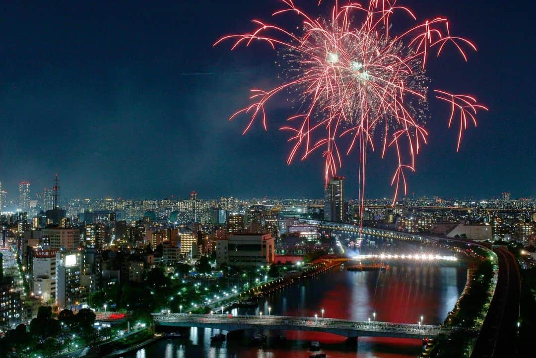 墨田区さんのインスタグラム写真 - (墨田区Instagram)「4年ぶりの輝きが夜空を照らした🌌🎆 隅田川花火大会、感動の再開を果たしました✨🌟 久しぶりの美しい花火に心躍り、大切なひとと一緒に過ごす時間が幸せでした💕🌠 また次回の開催を楽しみにしています🌸🎇 #隅田川花火大会 #4年ぶりの感動 #夏の夜の輝き #素晴らしい仲間たち」7月29日 22時55分 - sumida_official