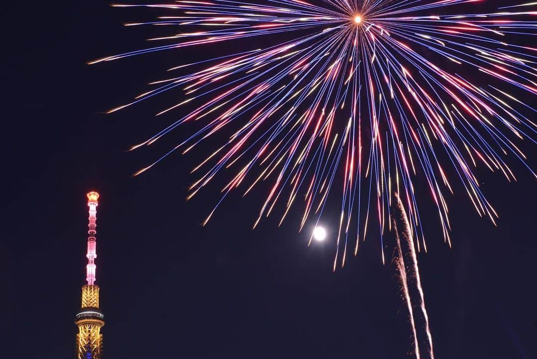 墨田区さんのインスタグラム写真 - (墨田区Instagram)「4年ぶりの輝きが夜空を照らした🌌🎆 隅田川花火大会、感動の再開を果たしました✨🌟 久しぶりの美しい花火に心躍り、大切なひとと一緒に過ごす時間が幸せでした💕🌠 また次回の開催を楽しみにしています🌸🎇 #隅田川花火大会 #4年ぶりの感動 #夏の夜の輝き #素晴らしい仲間たち」7月29日 22時55分 - sumida_official