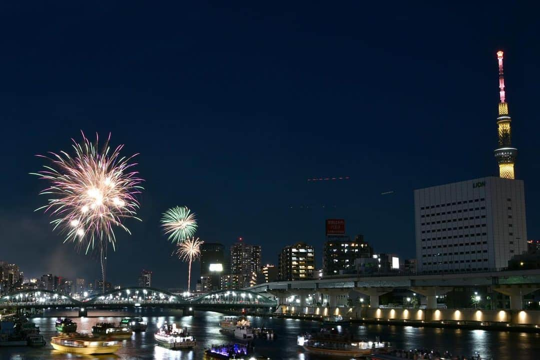 墨田区さんのインスタグラム写真 - (墨田区Instagram)「4年ぶりの輝きが夜空を照らした🌌🎆 隅田川花火大会、感動の再開を果たしました✨🌟 久しぶりの美しい花火に心躍り、大切なひとと一緒に過ごす時間が幸せでした💕🌠 また次回の開催を楽しみにしています🌸🎇 #隅田川花火大会 #4年ぶりの感動 #夏の夜の輝き #素晴らしい仲間たち」7月29日 22時55分 - sumida_official