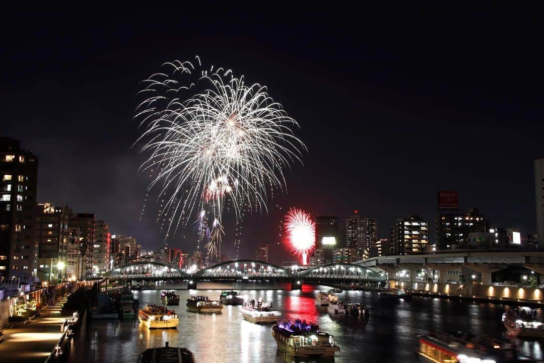 墨田区さんのインスタグラム写真 - (墨田区Instagram)「4年ぶりの輝きが夜空を照らした🌌🎆 隅田川花火大会、感動の再開を果たしました✨🌟 久しぶりの美しい花火に心躍り、大切なひとと一緒に過ごす時間が幸せでした💕🌠 また次回の開催を楽しみにしています🌸🎇 #隅田川花火大会 #4年ぶりの感動 #夏の夜の輝き #素晴らしい仲間たち」7月29日 22時55分 - sumida_official