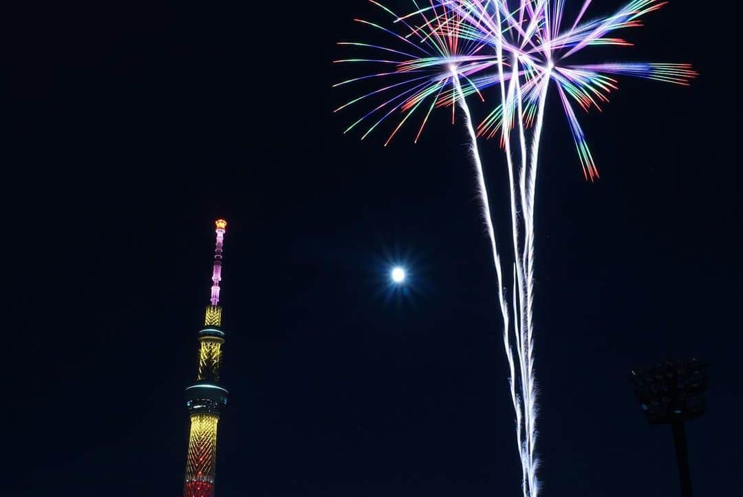 墨田区さんのインスタグラム写真 - (墨田区Instagram)「4年ぶりの輝きが夜空を照らした🌌🎆 隅田川花火大会、感動の再開を果たしました✨🌟 久しぶりの美しい花火に心躍り、大切なひとと一緒に過ごす時間が幸せでした💕🌠 また次回の開催を楽しみにしています🌸🎇 #隅田川花火大会 #4年ぶりの感動 #夏の夜の輝き #素晴らしい仲間たち」7月29日 22時55分 - sumida_official