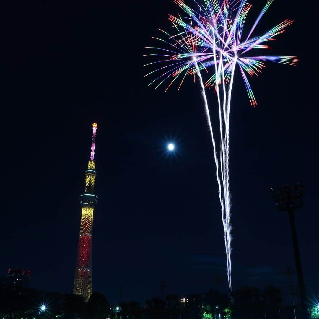 墨田区さんのインスタグラム写真 - (墨田区Instagram)「4年ぶりの輝きが夜空を照らした🌌🎆 隅田川花火大会、感動の再開を果たしました✨🌟 久しぶりの美しい花火に心躍り、大切なひとたちと一緒に過ごす時間が幸せでした💕🌠 また次回の開催を楽しみにしています🌸🎇 #隅田川花火大会 #4年ぶりの感動 #夏の夜の輝き #素晴らしい仲間たち」7月29日 22時57分 - sumida_official