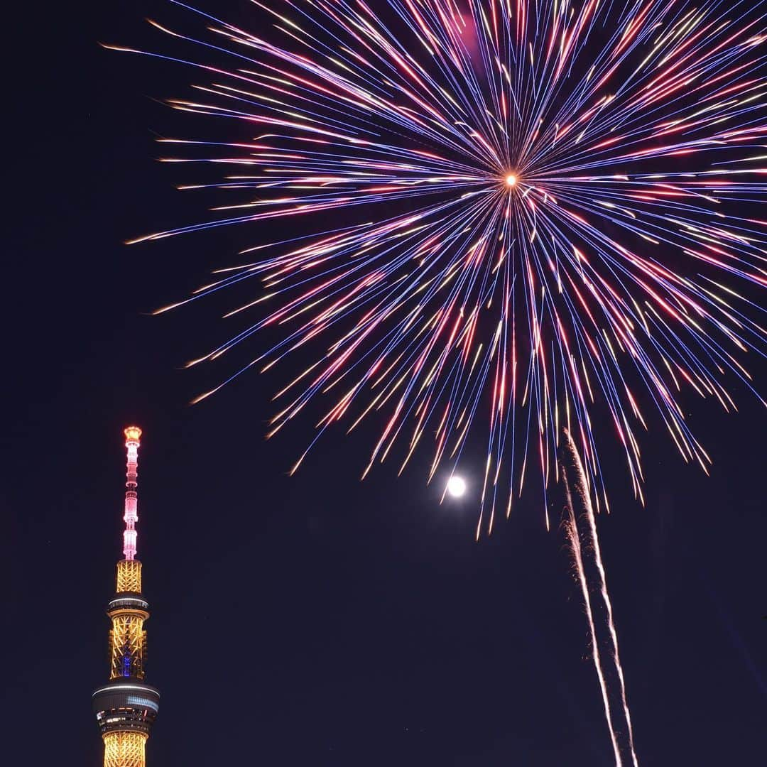 墨田区さんのインスタグラム写真 - (墨田区Instagram)「4年ぶりの輝きが夜空を照らした🌌🎆 隅田川花火大会、感動の再開を果たしました✨🌟 久しぶりの美しい花火に心躍り、大切なひとたちと一緒に過ごす時間が幸せでした💕🌠 また次回の開催を楽しみにしています🌸🎇 #隅田川花火大会 #4年ぶりの感動 #夏の夜の輝き #素晴らしい仲間たち」7月29日 22時57分 - sumida_official