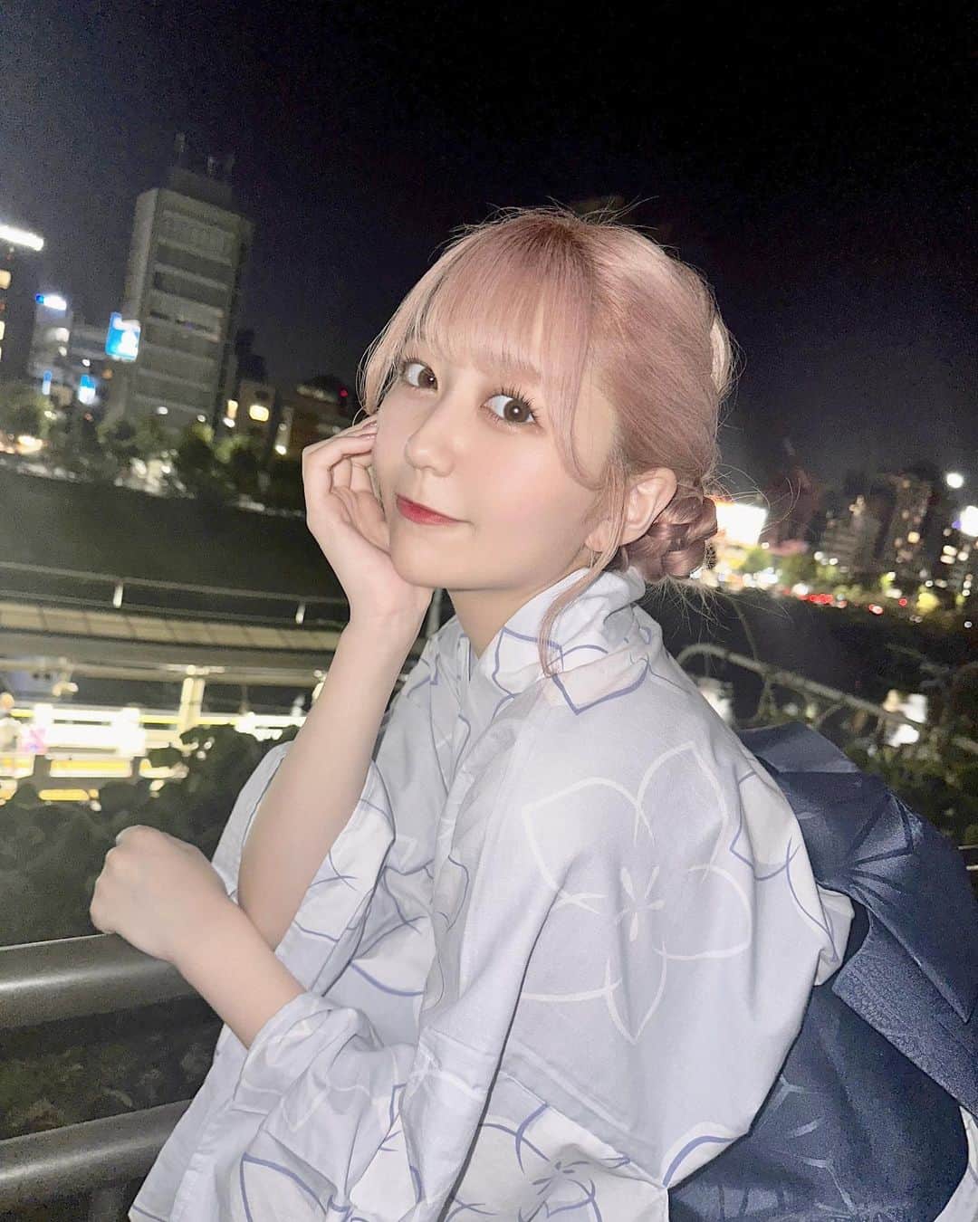 古谷柚里花のインスタグラム：「花火とどっちがきれい？？ #浴衣 #浴衣ヘアアレンジ #夏祭り #花火大会  #ピンクヘア #pinkhair #ヘアアレンジ #まとめ髪」