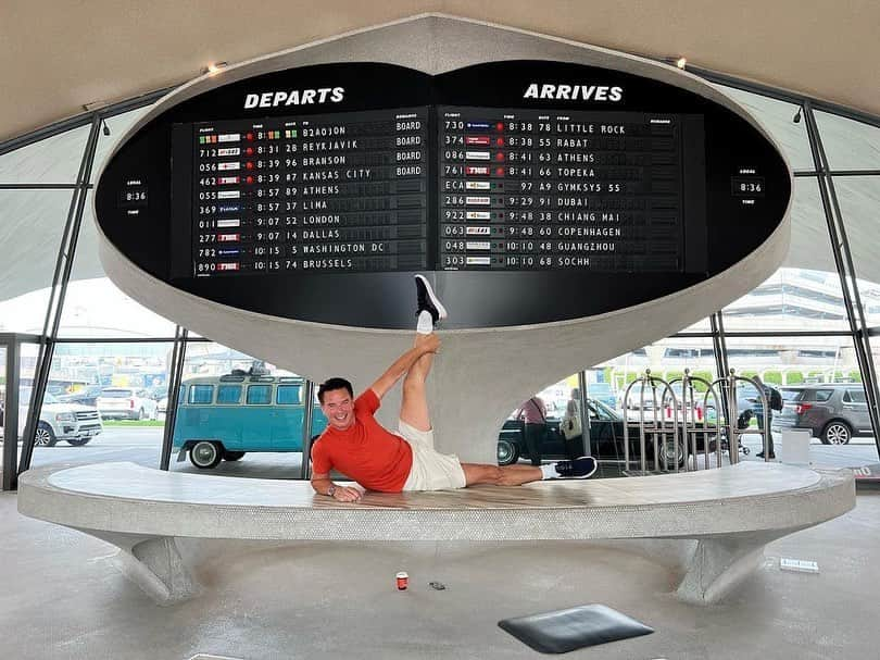 ジョン・バロウマンのインスタグラム：「It’s Throwback Saturday and we’re flying TWA! This is the Eero Saarinnen TWA terminal at JFK - Now converted to a fabulous retro hotel. @scottmale #lgbtqia #jfk #retro #airline #twa」