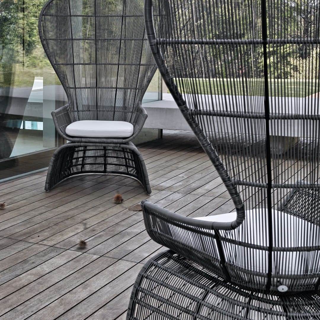 B&B Italiaのインスタグラム：「Crinoline armchairs by Patricia Urquiola: a delightful fusion of formal elegance, plush softness and graceful curves, bringing to life an array of stylish seats, each with its own unique shape and height.  @patricia_urquiola  #bebitalia #design #OutdoorCollection」