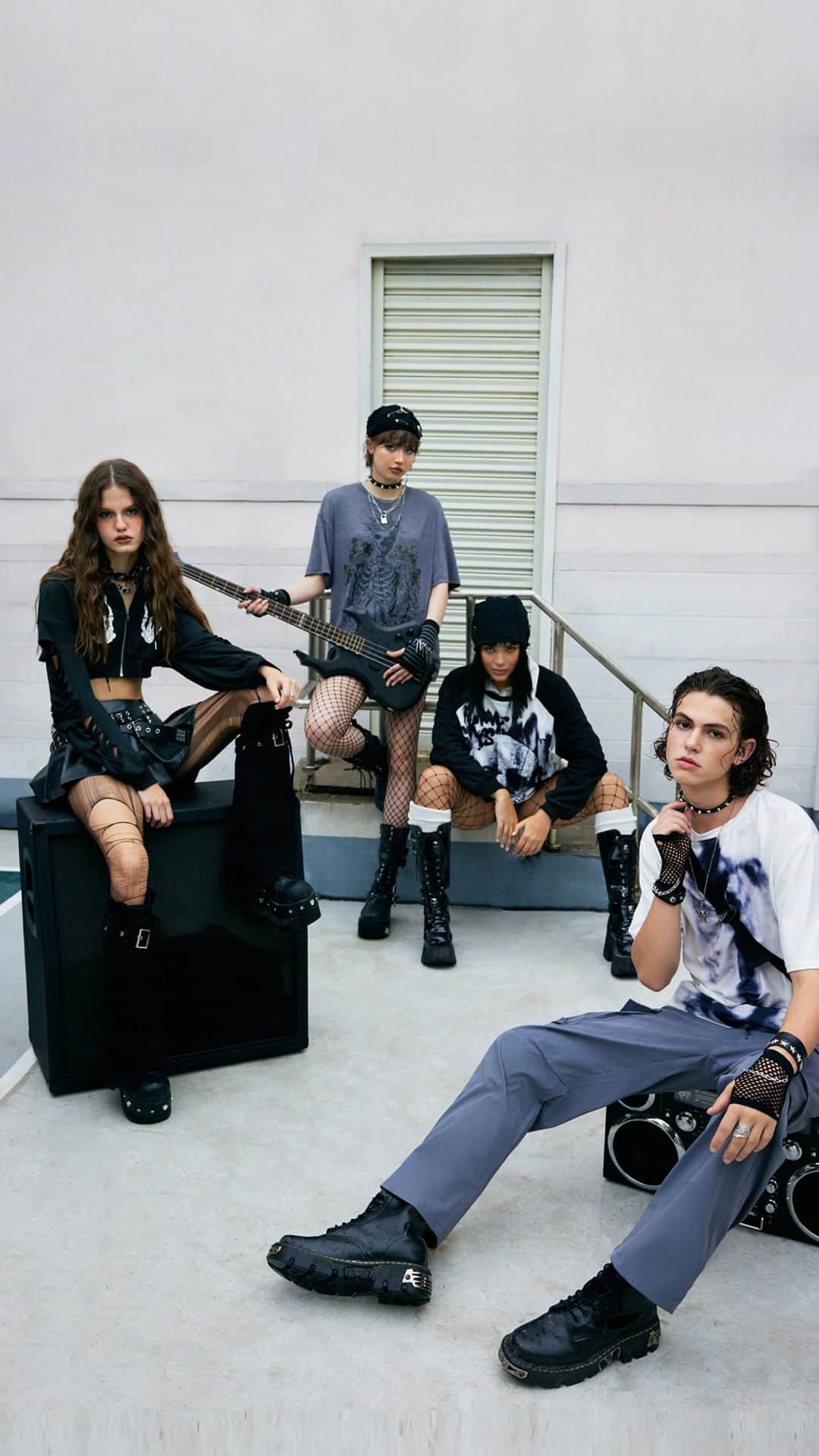 SHEINのインスタグラム：「Stay ahead of the crowd with alt styles that show off your individuality 🎸🖤💗🖤  🔗:https://shein.shop/ubbzaib  #FirstDayVibes #BackToSchool」