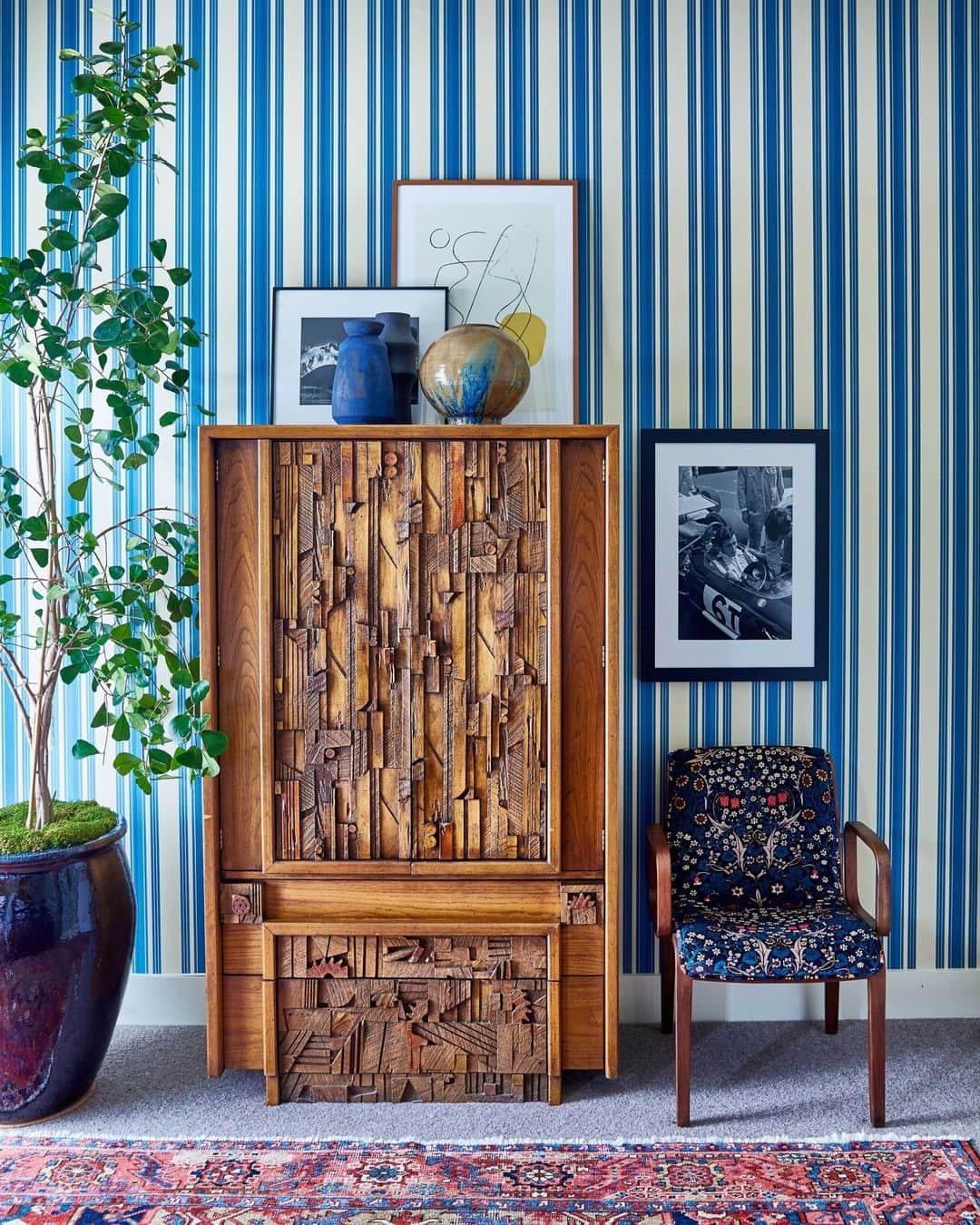 ELLE DECORさんのインスタグラム写真 - (ELLE DECORInstagram)「This California beach house designed by Schuyler Samperton (@schuylersamperton) delights in its contrasts. A Brutalist carved-wood armoire is a centerpiece of the bedroom, for example. To balance it, the rest of the room is light, airy, and traditionally leaning: A teal-and-white stripe by @farrowandball wraps the walls, and a vintage @knoll chair was reupholstered in a @houseofhackney floral velvet. Art and vintage vases add to the lived-in look.  To see inside the rest of this Cali-cool residence, as toured exclusively on elledecor.com, click the link in bio. Written by @efazzare. Photographed by Victoria Pearson.」7月29日 23時01分 - elledecor