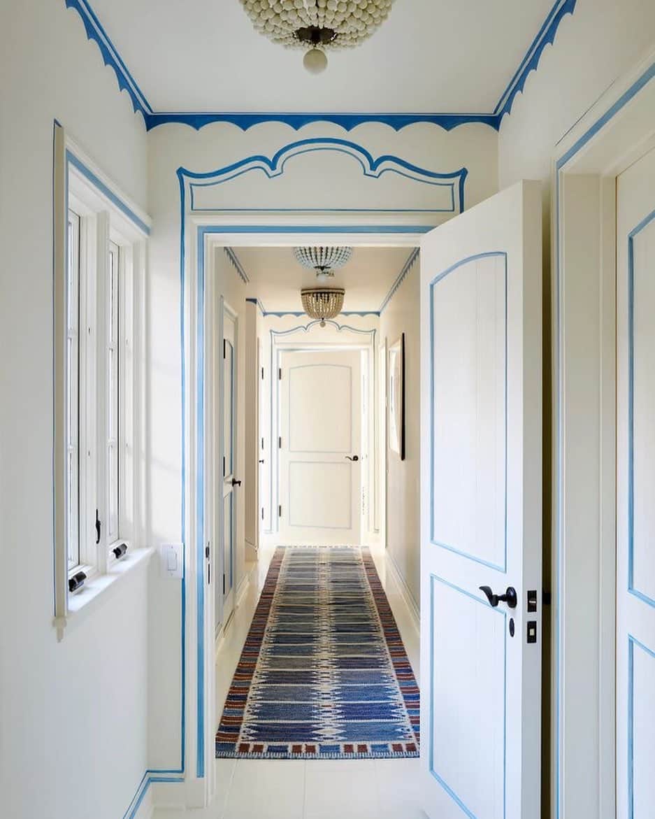 Homepolishのインスタグラム：「All this beautiful detailing making this hallway so special 💙 Design by Mark D. Sikes in a California home. Photo by Amy Neunsinger. @markdsikes_interiors @amyneunsinger   #homestyle #hallwaydecor #interiordesign #saturdaystyle」