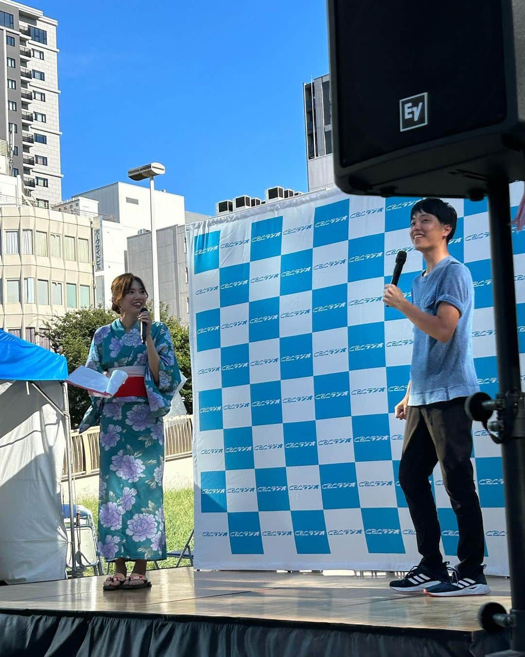 加藤里奈（カトリーナ）さんのインスタグラム写真 - (加藤里奈（カトリーナ）Instagram)「#cbcラジオ夏まつり2023 🫶💙 #カトリーナの全部全力 真夏の全力スペシャルステージ「センスを磨け！恋愛ポンコツバトル」ありがとうございました😊！！ とっても楽しかったー😆🙌🙌  ビックリするくらいお客様いらっしゃって グッズのタオルはプロデューサー曰く当初の予定の倍発注したそうですが完売しました🥺 本当にありがとうございました！  「いつも元気をもらってます」という言葉に 私こそ元気をもらっていますと改めて感謝の気持ちがわいてきました😭 直接会えて会話ができるってこんなに幸せなのねー🥰 だいぶラジオネームだけでなく顔とも一致してきていて いつか常連さん100人言えるかな企画やりたい笑  幸せな1日でした🫶🤍  ✅7/30(日)は… 13:00〜カトリーナの全部全力 生放送 18:00〜ドラ魂キング ステージ 19:00〜りーなゆーなおかわりステージ 19:30〜物販 です🥹🥹🥹🥹🥹🥹🥹  皆さまにお会いできること 楽しみにしております🥳🥳🥳  #CBCラジオ #cbcラジオ夏祭り #cbcラジオ夏まつり #光山雄一朗 #佐藤楠大 #ドラゴンズストア #ドアラ #バンテリンドームナゴヤ #バンテリンドーム #久屋大通 #久屋大通公園 #イベント #ステージ #浴衣 #ゆかた #yukata #yukatagirl #浴衣ヘアセット #浴衣ヘアアレンジ」7月29日 23時04分 - rinakatoktriiina