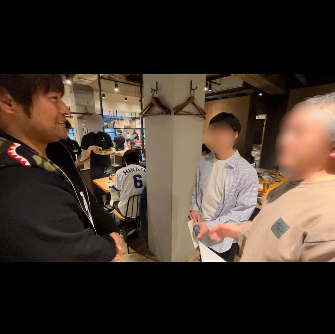 平田良介さんのインスタグラム写真 - (平田良介Instagram)「. 引退セレモニー翌日に岐阜県にある炉端想定外といったお店で引退パーティーを開催しました！ ※お店はタグ付けしてあります！ 本編はYouTube平田良介チャンネルにてご覧ください。  誕生日が近かった事もあり誕生日ケーキ🍰🥳や引退お疲れ様ケーキ🧁まで😢  店内は平田良介色に染めてもらい☺️  参加されたファンの方々と沢山交流👍ガッチリ握手🤝まで😊  最後は参加された方々と 1人ずつチェキ📷を撮りました😊  #平田良介 #引退パーティー #炉端想定外 #YouTube #平田良介チャンネル #前編 #後編 #交流 #チェキ #イベント裏側」7月29日 23時05分 - ryosuke_hirata_official