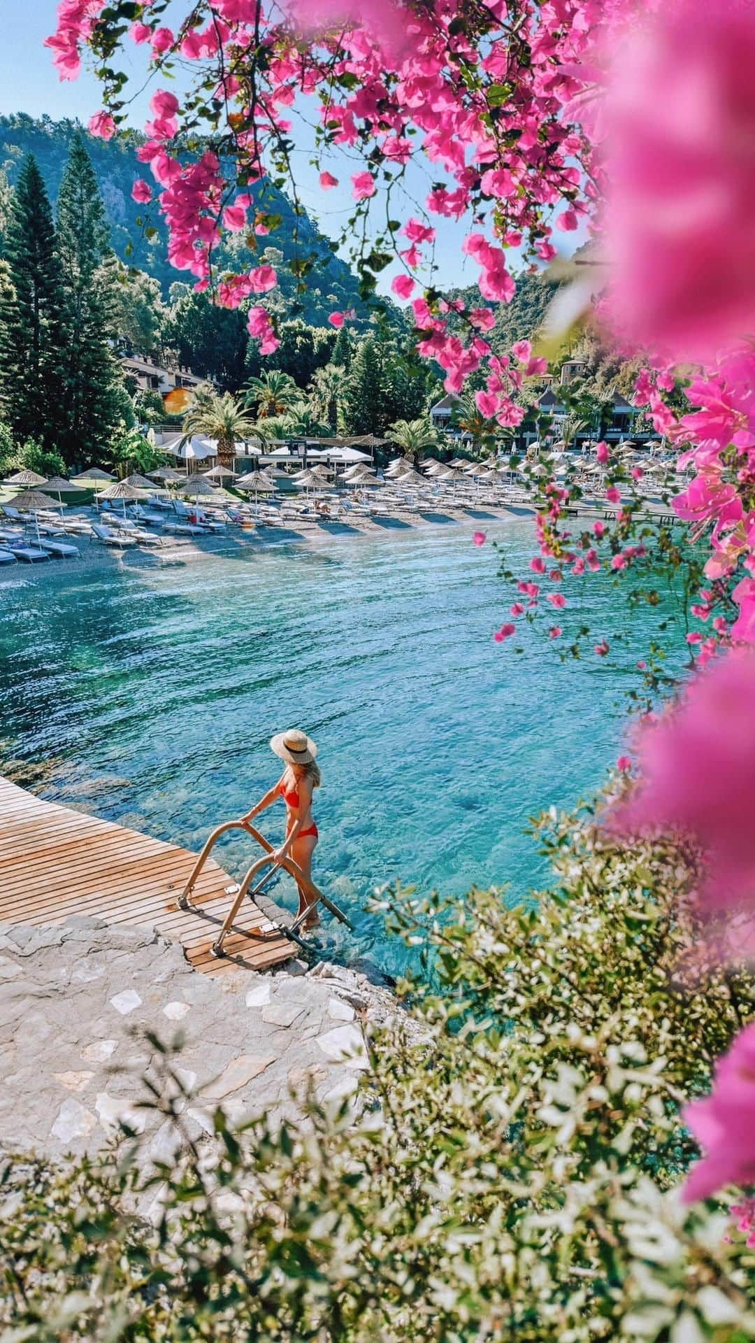 Izkizのインスタグラム：「Summer 🌸💙🌴👙 …something we’re not getting very much of in England right now (as I type this sat here in a jumper 🙃) is it hot where you are?」