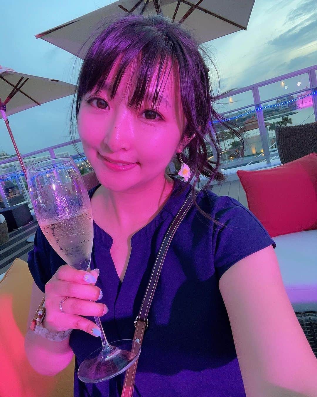 金城真央のインスタグラム：「撮影はまだ明日にもあるのですがプチ打上げ🎊 サンセットバーからの花火のプレゼントと素敵な沖縄料理を頂きました🎆 ホテルに戻ってからも1人晩酌… 明日の最終日も頑張ります👍  #金城真央 #女優 #タレント #モデル  #ナレーター #MC #沖縄　#アラフォー #Japaneseactress #Japanesemodel #pretty #me #followme #followmenow #smile #japanesegirl」