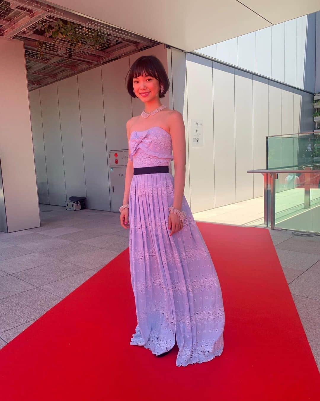 のインスタグラム：「映画『Revolver Lilly』 8/11 全国公開 ・ 今日は銀座でイベントでした。 クラシックカーに乗って銀座をドライブした少しの時間、偶然そこに居合わせた通行の方たちが、手を振ってくださってうれしかった^ ^ 是非映画観てください。」