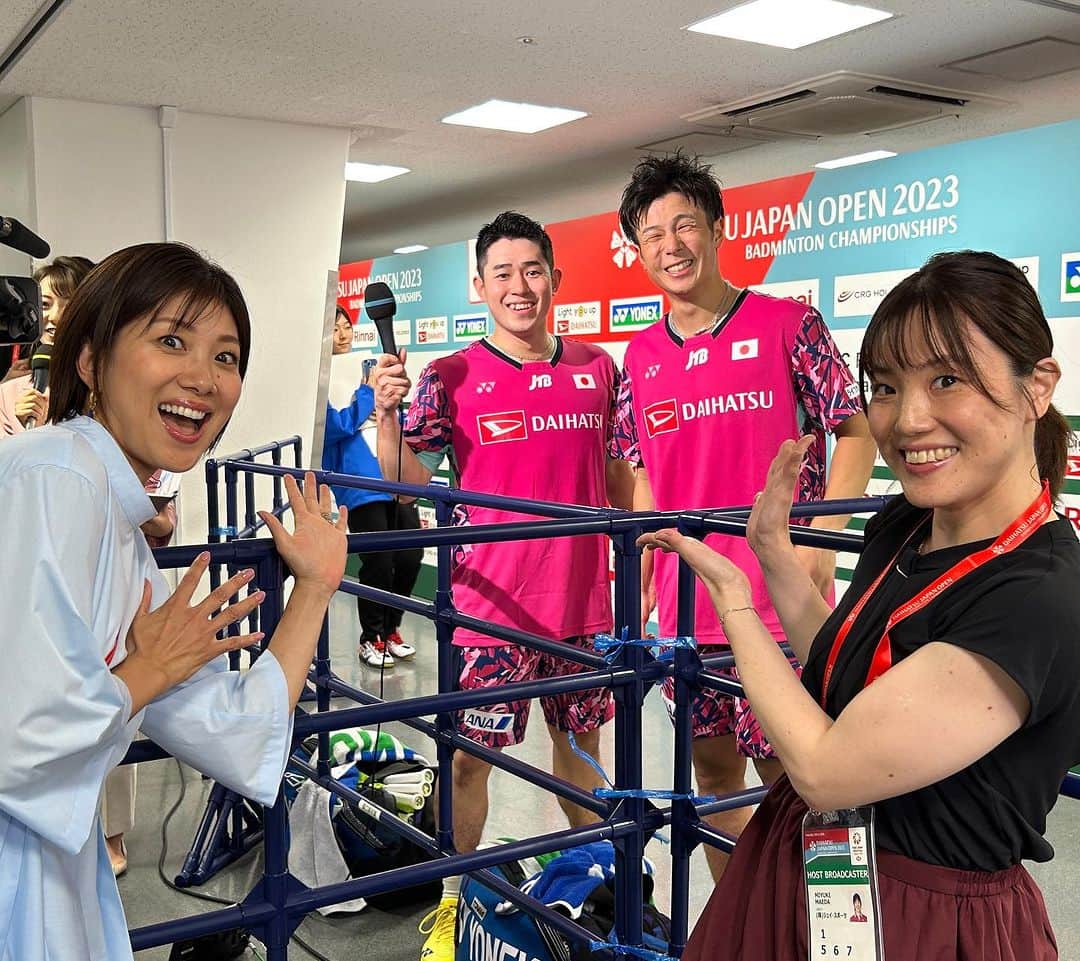 のインスタグラム：「代々木第一体育館で開催されているジャパンオープン！ 明日はいよいよ決勝戦を残すのみとなりました🏸 日本勢は男子ダブルスのホキコバペアと混合ダブルスのワタガシペアが決勝戦に登場‼️ パリ五輪に向けて大事なレース中の大会でもあります！ 優勝を懸けた熱い戦い是非お見逃しなく‼️  会場に来られない方も中継見てくださーい！  BSフジ１２時〜生中継 お馴染み内田嶺衣奈アナウンサーとお届けしまーす😙🙏  応援よろしくお願いします🥳🙏  会場では仲間達にも会えて嬉しい毎日であります😍💓」