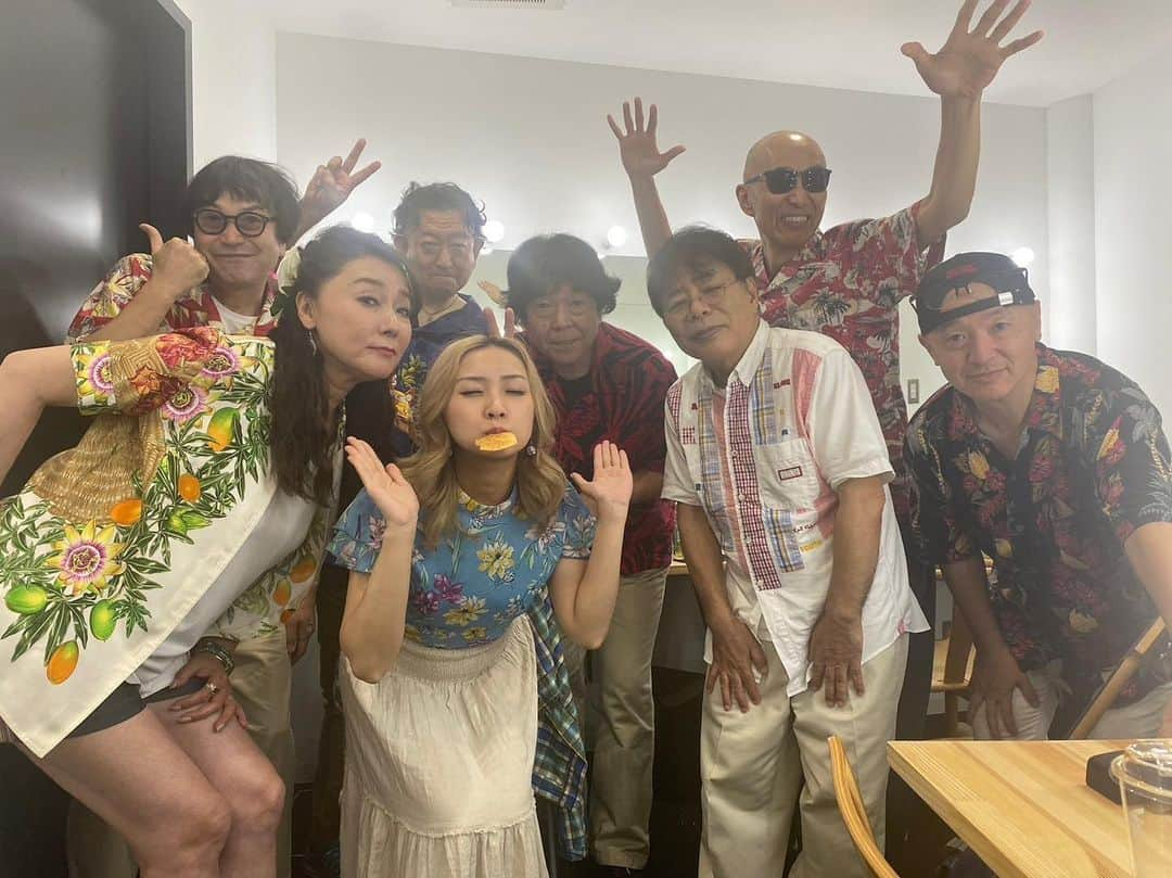 浅野ゆう子のインスタグラム：「LIVE❣️  無事に終了致しました。  と〜っても楽しかったです❣️  お運びいただきましたたくさんの皆様、本当にありがとうございました。  小倉さん、中野さん、河合さん、大崎さん、高木さん、切通さん、鈴木さん、そして、携わってくださいました皆様、心より深く御礼申し上げます。  サンプラザ中野くん　さんと、  【大きな玉ねぎの下で】  を、デュエットさせていただきましたこと、私の大きな宝ものになりました❣️  幸せな時間をありがとうございました。  最後にすっ転んじゃいましたけど　^_^  #テケテケな夏2023 #小倉久寛　さん #サンプラザ中野くん　さん #パッパラー河合　さん #楽しかったです #ありがとうございました #浅野ゆう子」