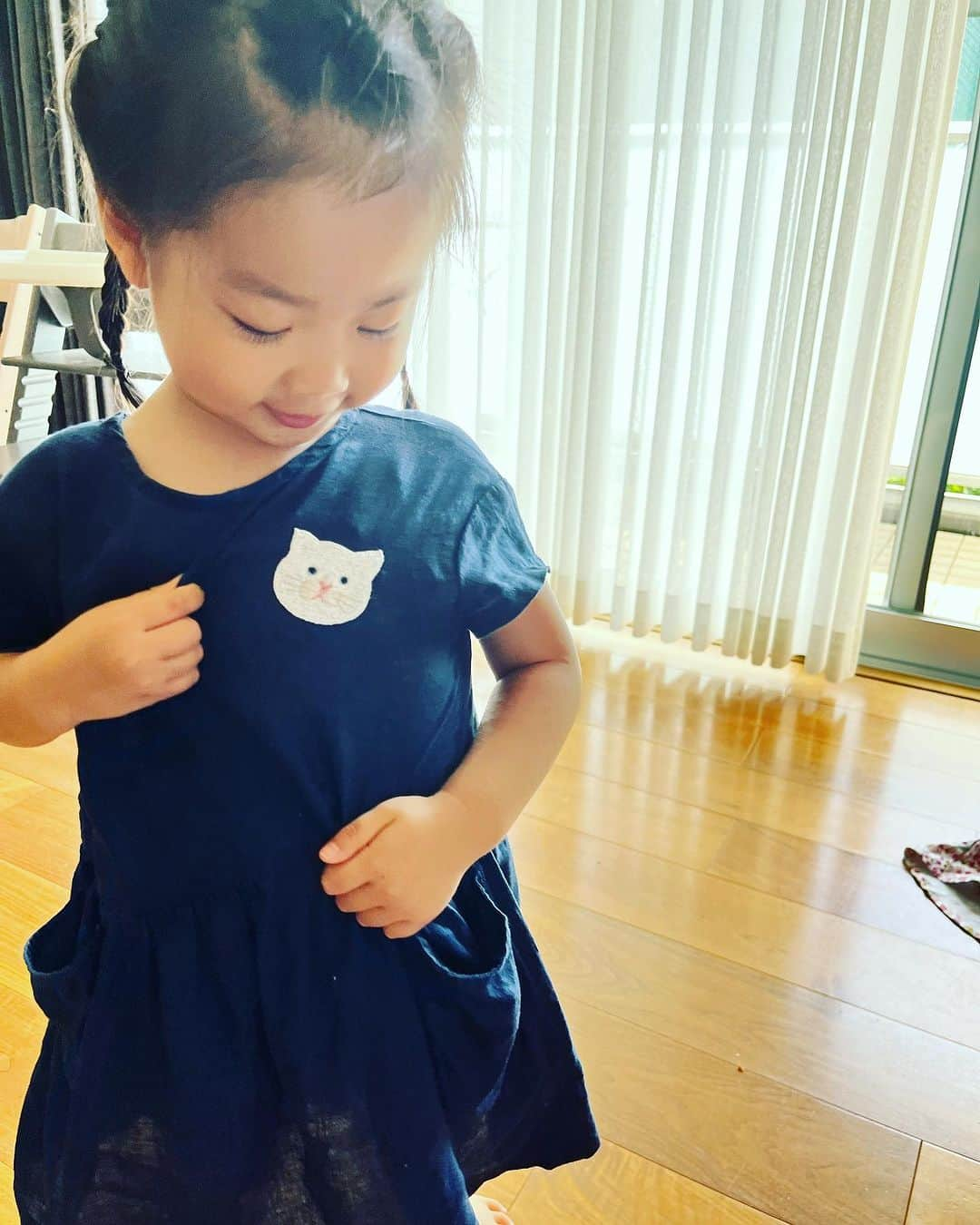 肘井美佳さんのインスタグラム写真 - (肘井美佳Instagram)「Now she really likes a dress with a mom-made embroidery cat.  ママ刺繍ネコワンピはオネーサンのお気に入り服の仲間入りを果たしました☆ めでたい！  前も後ろも横もネコネコさせたい気持ちがありますが、そうしているうちに夏が終わってしまいそうなので、ワンサイズ上のワンピースをネコネコさせて来年着てもらおうかな…と弱気なアクティブ思考を発生させてます！  #embroidery #cat #herfavorite  #刺繍 #樋口愉美子の動物刺繍  #猫じゃらし集め隊」7月29日 23時14分 - mikahijii