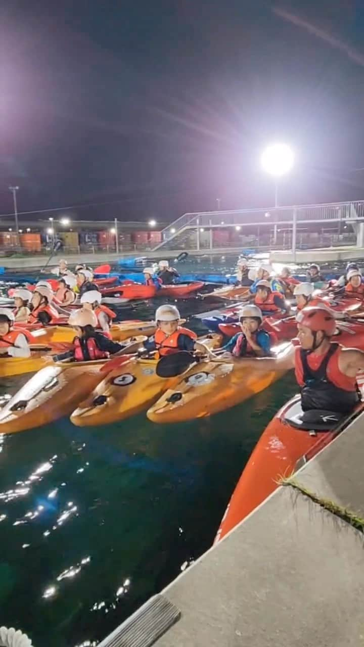 羽根田卓也のインスタグラム：「幻想的なナイトカヌー🛶🌉⭐️ 夏の夜風を感じながら進むカヌー気持ち良かったですね〜！ いつも綺麗な夕焼けが観れるカヌースラロームセンター。子ども達はもちろんお父さんお母さん達も感動していました👏  普段この施設では夜間練習できないのですが、今日のために初めて解放してくれました！！🙌 羽根田選手やコーチたちも、はじめてのナイトカヌーに大興奮！  #canoe  #fun  #smile #カヌー #たのしい #スマイル #練習会 #夢 #オリンピック #憧れ #カヌー体験 #小学生スポーツ #夏休みイベント #江戸川区 #takuyahaneda #羽根田卓也 #羽根田卓也杯」