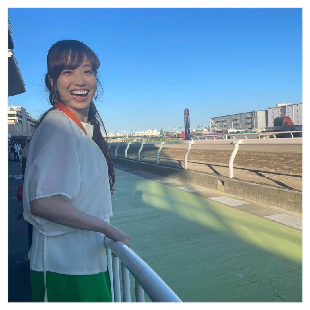 富田麻帆さんのインスタグラム写真 - (富田麻帆Instagram)「声馬チャンネル 夏の長時間配信にゲストで呼んでいただき川崎競馬場に行ってきました♡  人生初の競馬場です！！！  すごい！近い距離にお馬さんがいっぱい🐎 初めて知った単語【パドック】✨ ここで、今日のお馬さんのコンディションを見るらしいのですが 毛並みのツヤだったり、気性が荒かったり穏やかだったり、本当にみんな違くて見てて楽しかったし興奮した！ そして何より距離が近かった！！！  やっぱり競馬場に来て生で見るのが競馬の醍醐味だなぁ〜と改めて感じました。  予想したレースも見事、単勝を当てられて幸せだった〜 それも最後に追い上げて1位っていう漫画みたいな展開に胸熱でした！ こんな事が起こっちゃうんだもん、そりゃハマっちゃうわ〜。  そして、当てたご褒美として、 よみうりランドのペアチケット🎫頂きました〜♡わーい🙌🏻  天気がいい日にビールで乾杯してポテトを食べながら競馬して、ご褒美にペアチケットまでもらっちゃうという なんとも贅沢な土曜日を過ごせて幸せでした！  また競馬場🐎に行きたいな〜 そして、また予想したい♡  #セイバーch #相羽あいな #競馬 #競馬予想 #川崎競馬場 #ビールで乾杯 #フライドポテト #ハーブサワークリームソース  #パドック #単勝 #富田麻帆」7月29日 23時28分 - maho_tomita6261