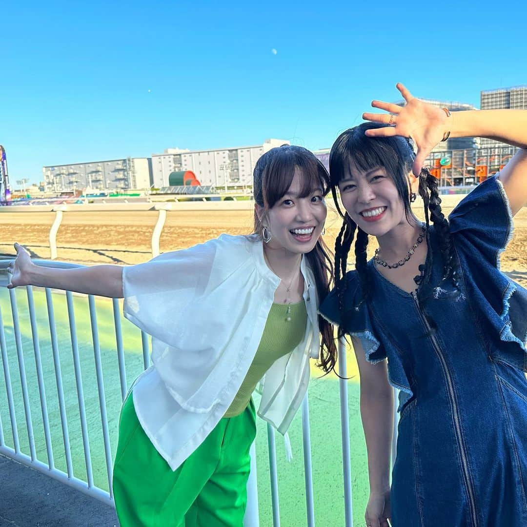 富田麻帆さんのインスタグラム写真 - (富田麻帆Instagram)「声馬チャンネル 夏の長時間配信にゲストで呼んでいただき川崎競馬場に行ってきました♡  人生初の競馬場です！！！  すごい！近い距離にお馬さんがいっぱい🐎 初めて知った単語【パドック】✨ ここで、今日のお馬さんのコンディションを見るらしいのですが 毛並みのツヤだったり、気性が荒かったり穏やかだったり、本当にみんな違くて見てて楽しかったし興奮した！ そして何より距離が近かった！！！  やっぱり競馬場に来て生で見るのが競馬の醍醐味だなぁ〜と改めて感じました。  予想したレースも見事、単勝を当てられて幸せだった〜 それも最後に追い上げて1位っていう漫画みたいな展開に胸熱でした！ こんな事が起こっちゃうんだもん、そりゃハマっちゃうわ〜。  そして、当てたご褒美として、 よみうりランドのペアチケット🎫頂きました〜♡わーい🙌🏻  天気がいい日にビールで乾杯してポテトを食べながら競馬して、ご褒美にペアチケットまでもらっちゃうという なんとも贅沢な土曜日を過ごせて幸せでした！  また競馬場🐎に行きたいな〜 そして、また予想したい♡  #セイバーch #相羽あいな #競馬 #競馬予想 #川崎競馬場 #ビールで乾杯 #フライドポテト #ハーブサワークリームソース  #パドック #単勝 #富田麻帆」7月29日 23時28分 - maho_tomita6261