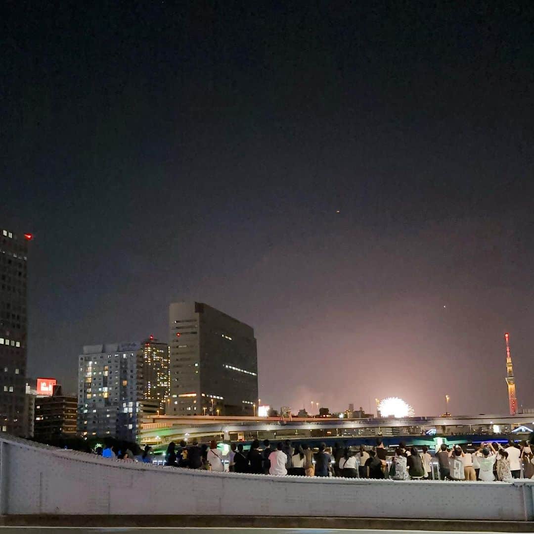松浦有希のインスタグラム：「遠ーくですが モカ🐕‍🦺と母と一緒に 永代橋から 見ることができました🎆 ちょっと風も吹いて 皆さんのんびり😺 #隅田川花火大会 #隅田川花火大会2023」