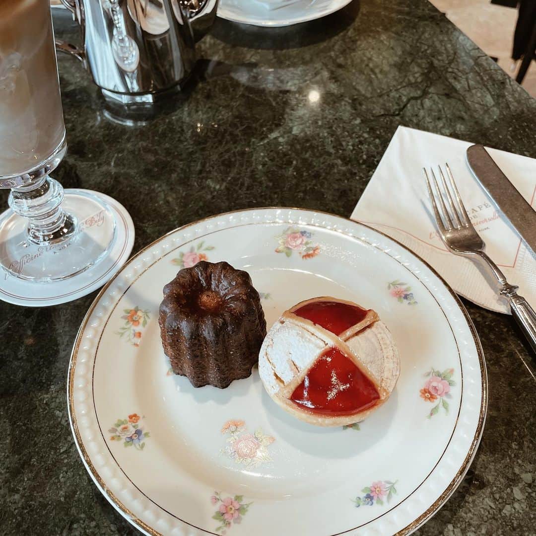 yuiのインスタグラム：「treat myself♡  たまには(たまにか？) 自分を甘やかして あげることも大事🫶🏼 いつも行列してるカフェも やっと来れた🇫🇷🤍  ビュリーの接客って本当に丁寧で 話聞いてるだけでおもしろいし 学ぶことがたくさんある◎  そして、香りって本当に 癒しの効果を持ってるってことを実感💭」
