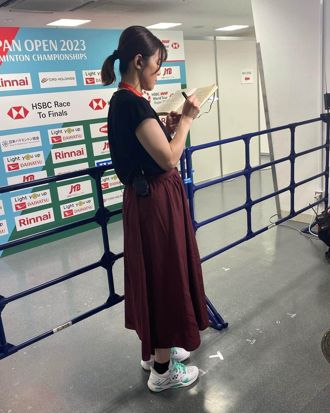 前田美順のインスタグラム：「. . . . #ジャパンオープン2023  #daihatsujapanopen2023  . ミックスゾーンで選手を待っている間はドキドキで、ギリギリまで聞くことをメモしたりしています。 . 時間ないし、集中してたから玲子さんいるの気づかず。 ちょっとーーー！玲子さーん！の顔。 . . からの写真撮る格好が素敵な玲子さん。 . . . . #ミックスゾーン #インタビュー #この時はホキコバ待ち #潮田玲子 さん #玲子さんなんて呼んだことない #姿勢悪いのやだ #決勝後も選手を待ち構えます #ドキドキ」