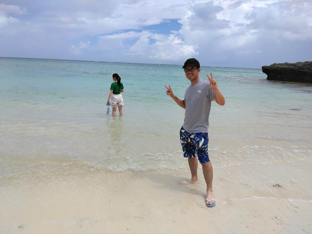 坂部友宏のインスタグラム：「Okinawa で夏休みでした✈️  #沖縄  #今帰仁村 #ビーチ #TWICEがMV撮影したところ  家族と過ごし 良い思い出🫶  #坂部友宏  また月曜からよろしくお願いします！  #ゆうなび」