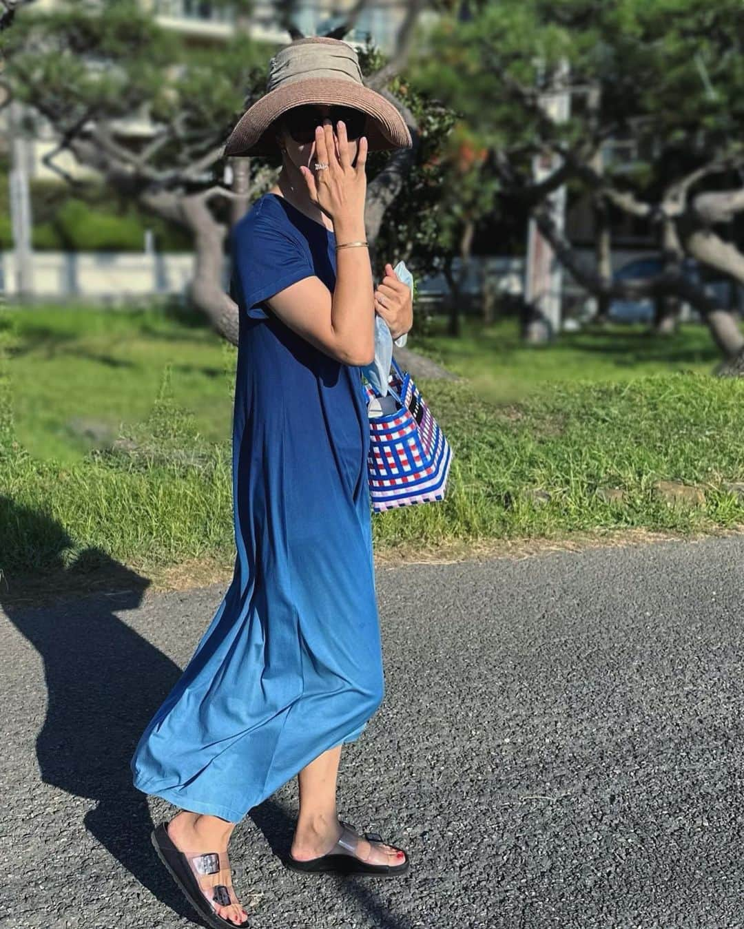 鈴木六夏さんのインスタグラム写真 - (鈴木六夏Instagram)「真夏の兄部活、試合観戦😅💦  ちょっと具合が悪くなるほどの暑さ。 皆様お気をつけください！  首に冷たいの、巻くだけでは足らず 大きなアイスノン抱えてた今日😂  サマーハット必須✨✨✨ 本当にいい仕事してくれてます！  ワンピースは　@litmus_indigo_studio_japan  のグラデーションが美しい藍染。  娘の帽子は　アッシーナニューヨーク。  夫写真。撮ってくれてありがとう✨と見返すとだいたいこんな顔(2枚目) してるのしか無いのよねぇ😅  おじさんと苺クレープ。チョコソース。 #riccascloset」7月29日 23時27分 - rikuka.62