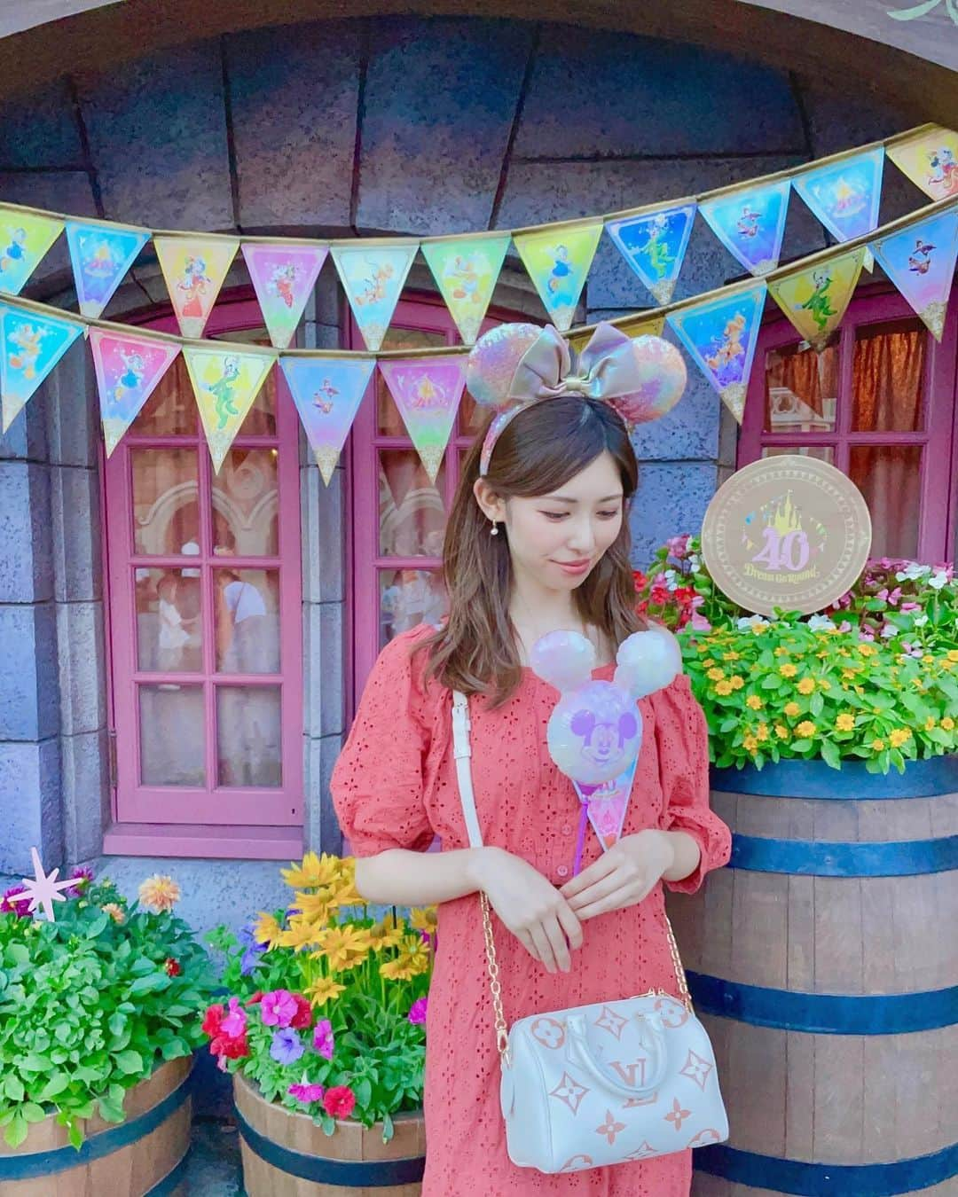 橘ゆりかさんのインスタグラム写真 - (橘ゆりかInstagram)「ディズニーランドにいってきたよ🏰💕 ⁡ 平日17時から入場できるウィークナイトパスポート初めて使ってみたの！ ⁡ この日はピアリくるくるして16:40くらいに ゲート前ついて17:03には入園できました！ ハモカラ17時スタートありがてぇ🙏 ⁡ こんなかんじのスケジュールでまわったよ💫 ハモカラ鑑賞 カリブ テラス席座ってホットドッグ ピーターパン スモワ 美女と野獣まほもの ハニハン ⁡ 17時からインでもこんなに充実してたの〜🧚‍♀️ 暑さもだいぶ和らいでたしほどよく遊べてめちゃ楽しめた！ウィークナイトパスいいわぁ😊👏 ⁡ ⁡ ⁡ #ディズニーランド40周年 #橘ゆりか #東京ディズニーランド #ドリームゴーラウンド #ガーランド #ディズニーカチューシャ #ホットドッグ #ディズニーコーデ #手持ちバルーン #シンデレラ城 #ワンピース #セットアップ #ミスティウーマン #ヴィトンバッグ #mystywoman #louisvuitton #tokyodisneyland #tdl #tdr」7月29日 23時29分 - yuricalcal