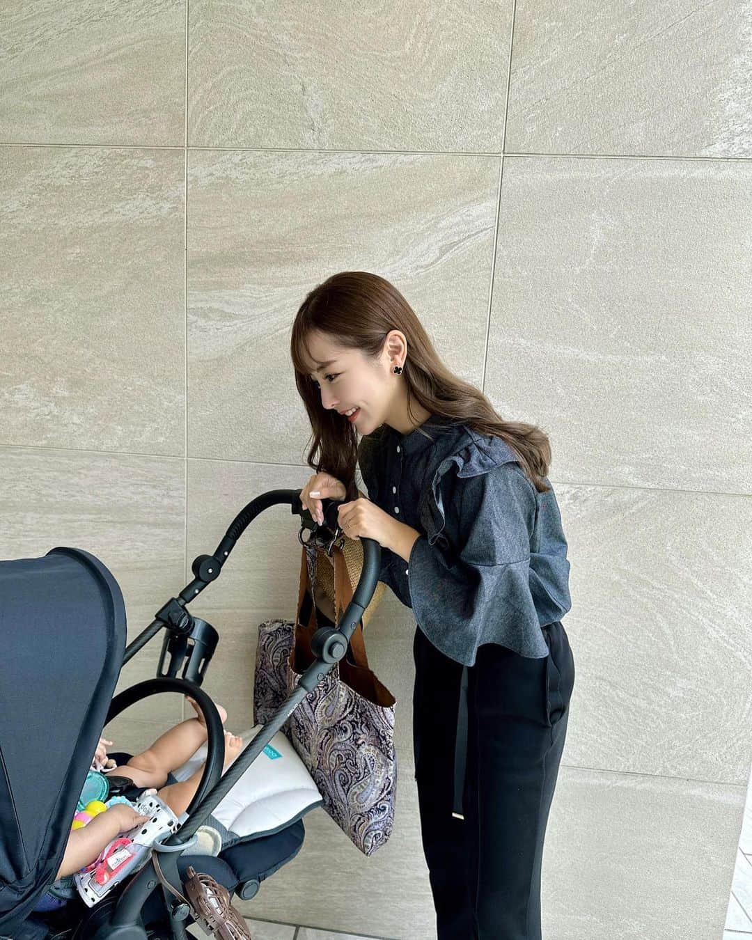 Akaneのインスタグラム：「. めちゃめちゃ時差やけど 母と美容院へ行った時の💇🏻‍♀️♡ お宮参り前にカットカラーしてもらってから感動して 母はたくちゃんの虜やねん🫶🏻笑 最近は絶妙な透けグレージュみたいなカラーが好き♡ @___t.5___   デニムシャツが可愛いお気に入りコーデ🪿♡ 秋口まで着れるシャツ嬉しい🍂 tops @nostalgia_jp  pants @birthdaybashshop   トップスはzozotown限定アイテムで 1000円offクーポンあります♡ @nostalgia_zozotown   #いつかの服#低身長コーデ #女の子ママ#ママコーデ  #nostalgiajp#ノスタルジア#noszozo」