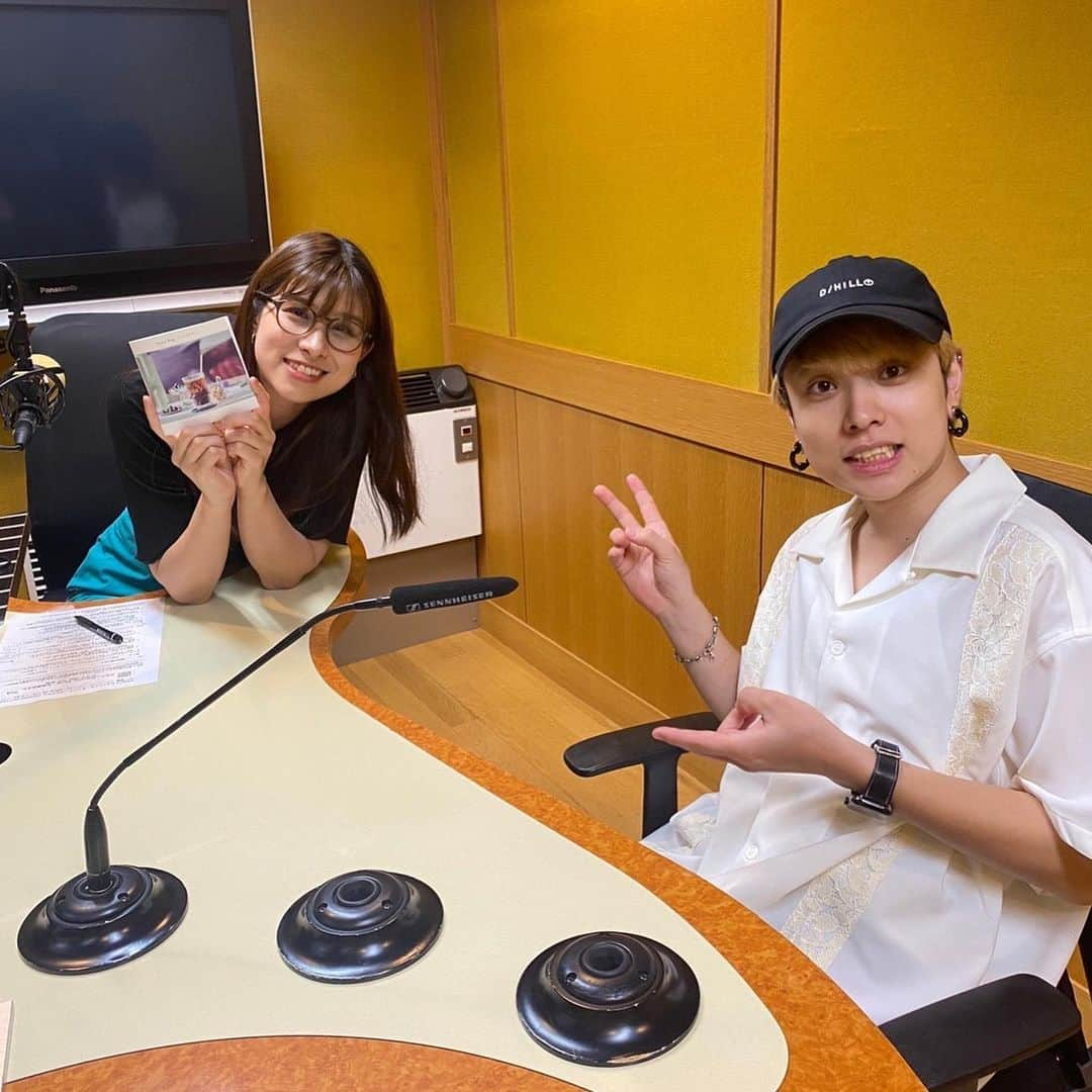 高樹リサさんのインスタグラム写真 - (高樹リサInstagram)「. 明日もお昼12時になったら #fm802 OSAKAN HOT 100❤️‍🔥 今週のチャートはどうなっているのか、、、。 月末ラストは予想屋ワン・ツー・サンデー☀️ 学生のあなたに今週のチャートTOP3を予想していただきます！ もちろん学生を応援するDocomoさんからのプレゼントに豪華なアーティストグッズが当たるチャンス✨ ぜひご参加ください^ ^ . そして、、、そのまえに！ 先週の放送まだ聴いてないよ〜と言う方🙌 #radiko のタイムフリーまだ間に合います🙆‍♀️ 先週登場してくれたHOTなお客様Saucy Dog 石原慎也さん✨ 「バットリアリー」についてはもちろん、お肌ツヤツヤの秘訣、絶賛開催中のフジロックに向けてや、次回アリーナ公演への想いも伺っています^ ^ ぜひに〜🐕」7月29日 23時38分 - lisalisa_takagi