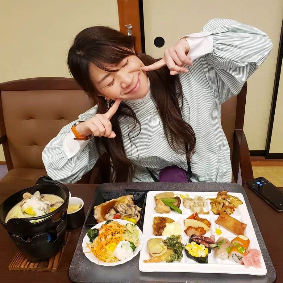 服部ひで子のインスタグラム：「吉本新喜劇座員総選挙👑開催中‼️  【 ７/２９日(土)残り１６日】 いつも投票ありがとうございます(*^^*)(*^^*)‼️  いっぱい食べて 夏バテしないようにね！！！  ━━━━━━━━━━━━━━━━━━━━━━━ 🍀吉本座員総選挙2023🍀  ◆10/8(日)「吉本新喜劇まつり」の出演者を決める総選挙。  ◆上位２５名 ＋ 世代別じゃんけんの勝者５名。  ◆投票期間【6/28～8/13】  ◆１日１回投票可能。(座員３名を選出) ━━━━━━━━━━━━━━━━━━━━━━━ 投票ページ(吉本新喜劇座員総選挙ホームページ)へのアクセスは、ストーリーズにリンク貼っております💡  【 投票の方法 】 1️⃣よしもとチケットサイト   FANY IDへ登録(無料)。  2️⃣吉本新喜劇座員総選挙HPへアクセス   １日１回、座員３名を選んで投票。  #吉本新喜劇  #服部ひで子 #吉本新喜劇座員総選挙」