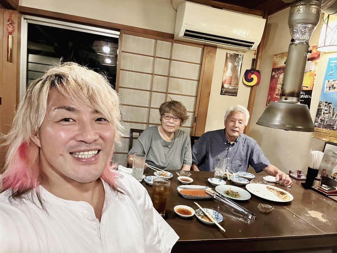 棚橋弘至さんのインスタグラム写真 - (棚橋弘至Instagram)「両親と。一緒に、歳を重ねていくね。  写真 2023→1999→2009→2018🐰？くらい  #名古屋」7月29日 23時36分 - hiroshi_tanahashi