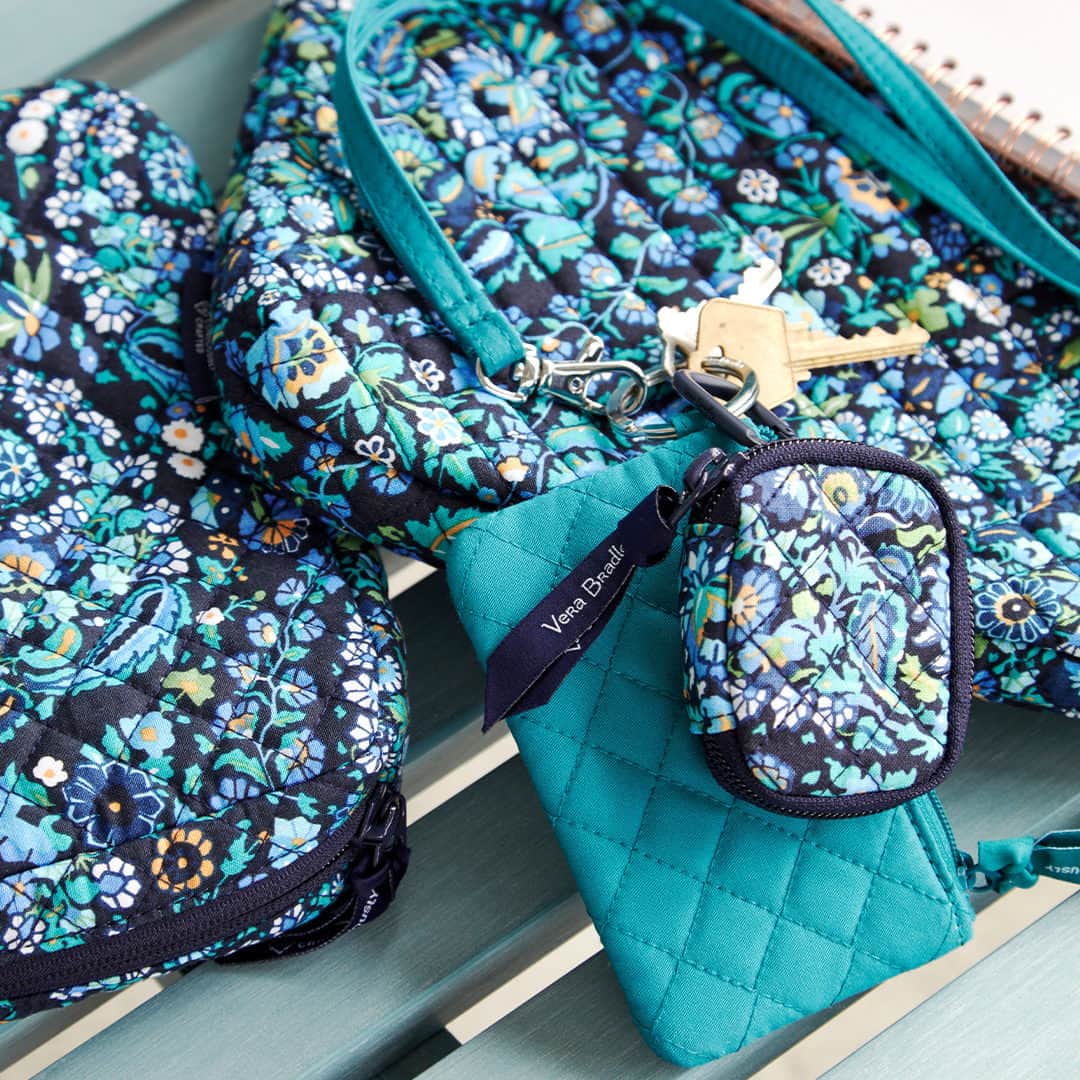 ヴェラブラッドリーのインスタグラム：「We're wayyyyyy more excited to do homework when our tech is dressed in cute Dreamer Paisley accessories. 🤩  #btsinspo #backtoschoolinspo #quiltedcotton #blue #VeraBradley」