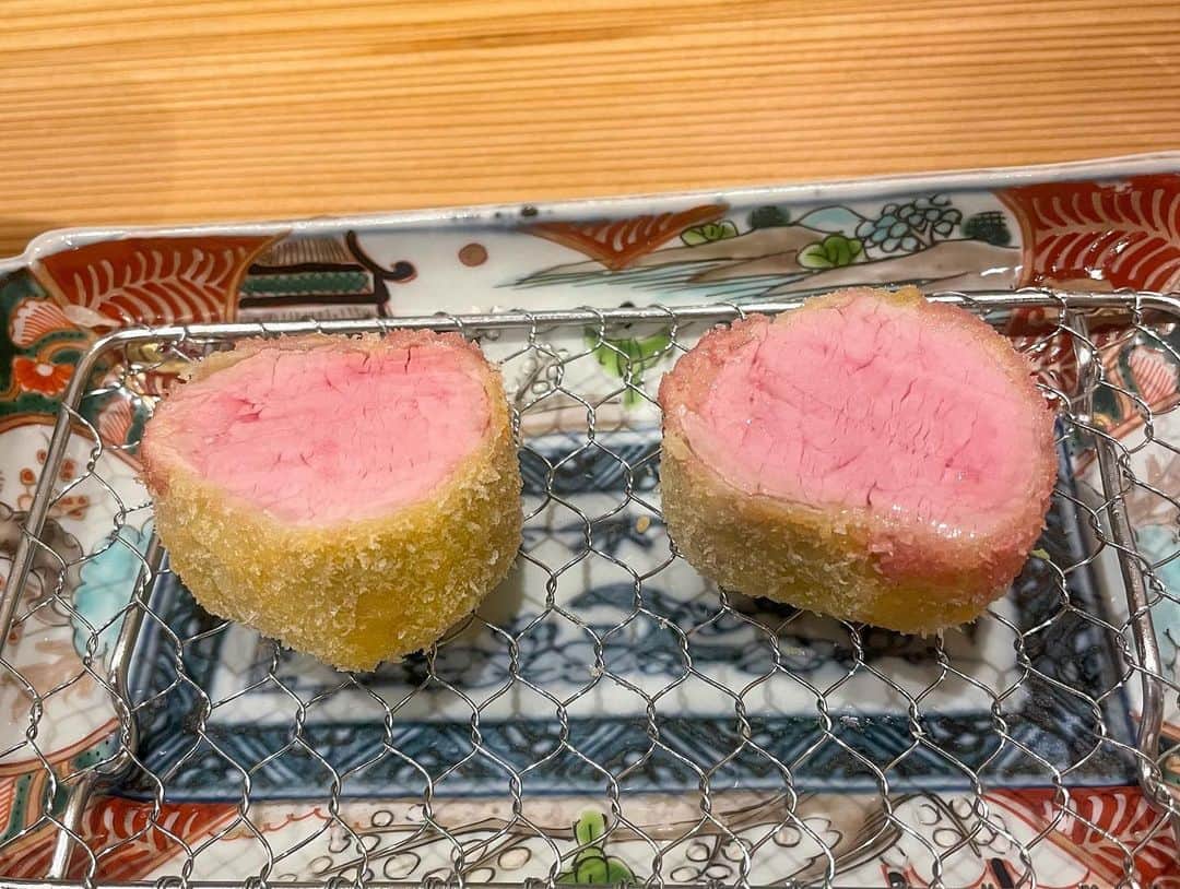 和田美枝さんのインスタグラム写真 - (和田美枝Instagram)「とんかつってこんなにも一口一口楽しめるんやぁ〰️って。  胃も心も満たされた🐖⚡️⚡️⚡️  #とんかつ屋さん #弎人 @mitari_2023  #ずっと美味しかった」7月29日 23時39分 - miewada