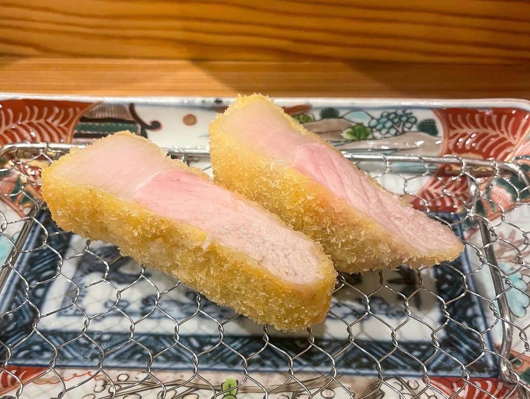 和田美枝さんのインスタグラム写真 - (和田美枝Instagram)「とんかつってこんなにも一口一口楽しめるんやぁ〰️って。  胃も心も満たされた🐖⚡️⚡️⚡️  #とんかつ屋さん #弎人 @mitari_2023  #ずっと美味しかった」7月29日 23時39分 - miewada