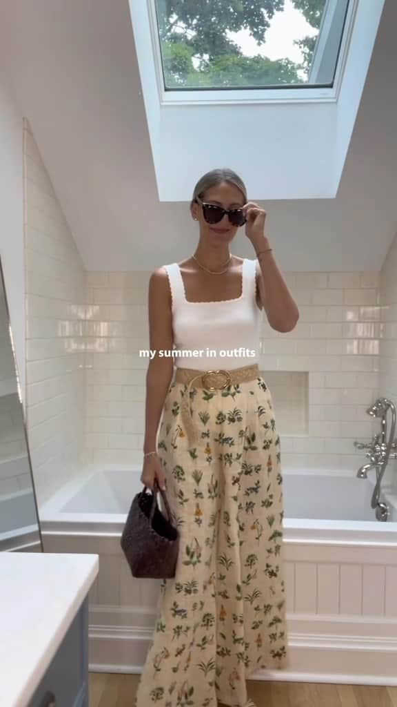 Anna Jane Wisniewskiのインスタグラム：「Don’t talk to me about fall—we still have plenty of summer left. #summeroutfits #summerstyle #momstyle」