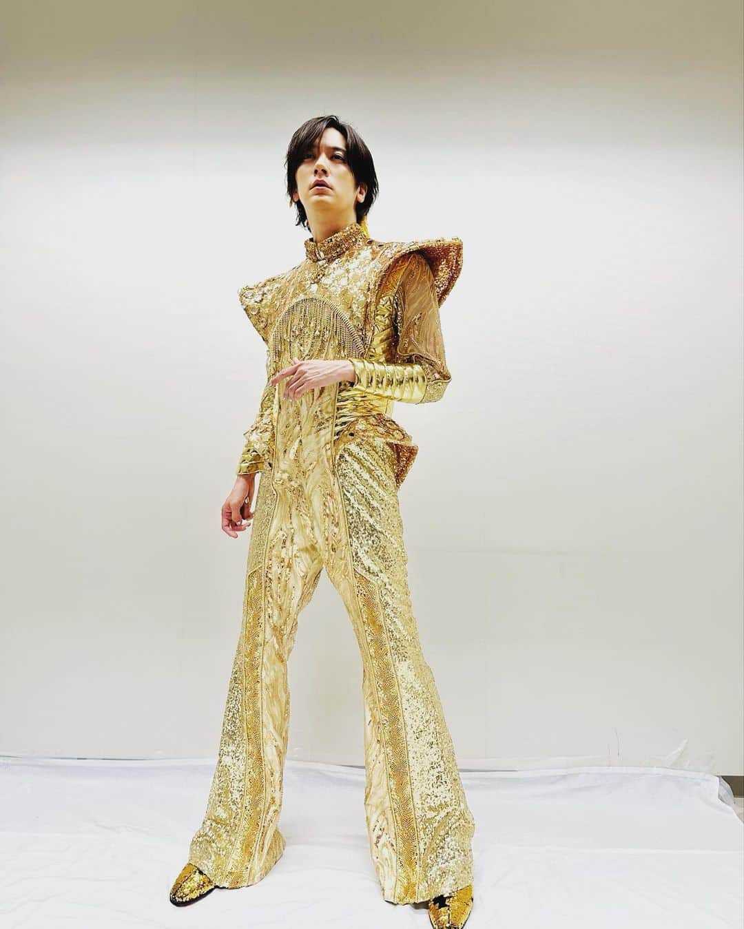 DAIGOのインスタグラム：「シン・DAIGO☆STARDUST  スタイリング　林 峻之　Takayuki Hayashi 衣装制作　戸村 優香　TOMURA YUKA  @hayashi_takayuki_stylist  #シン衣装 #新衣装 #神衣装 #真衣装」